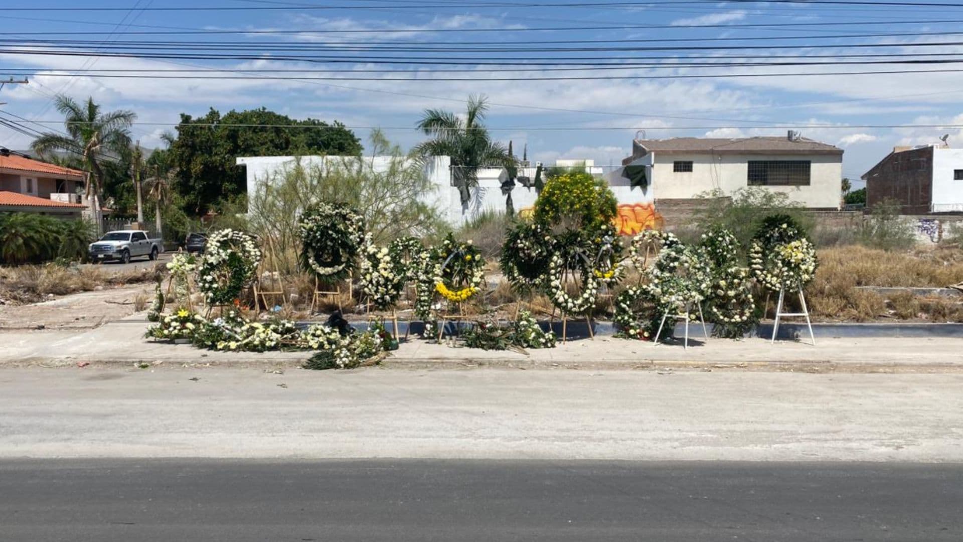 Colocan Flores en el Lugar Donde Murieron Jovenes tras Accidente Volcadura en Torreón