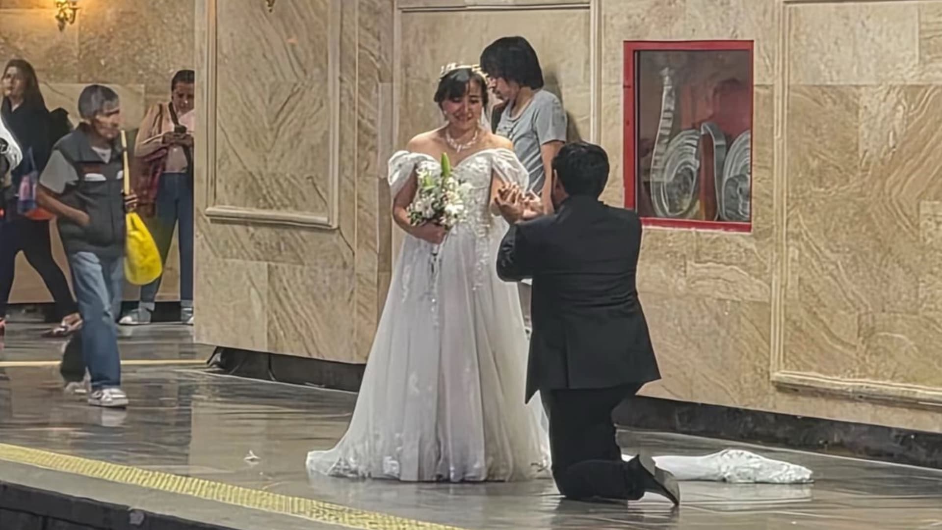 Con Vestido de Novia y Traje: Así Hicieron Propuesta de Matrimonio en Metro Hidalgo