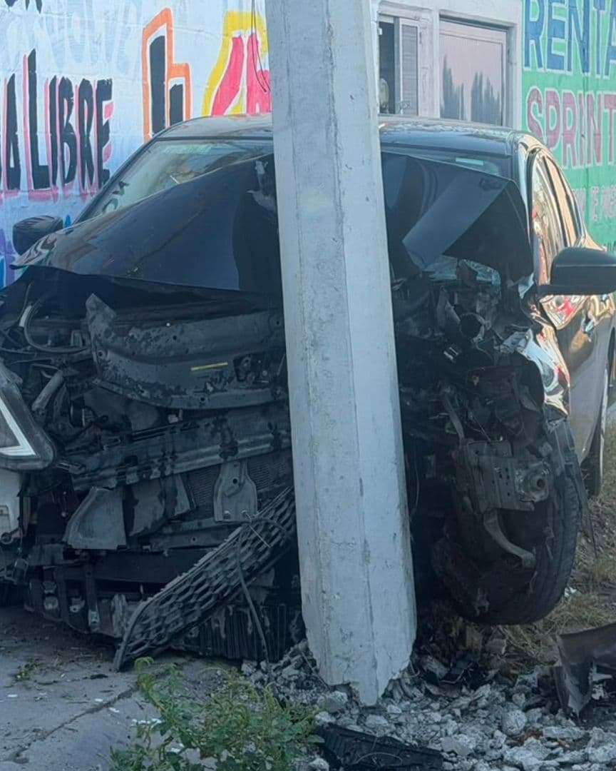 Conductora Choca Contra Poste de Luz en Bulevar la Nogalera en Torreón