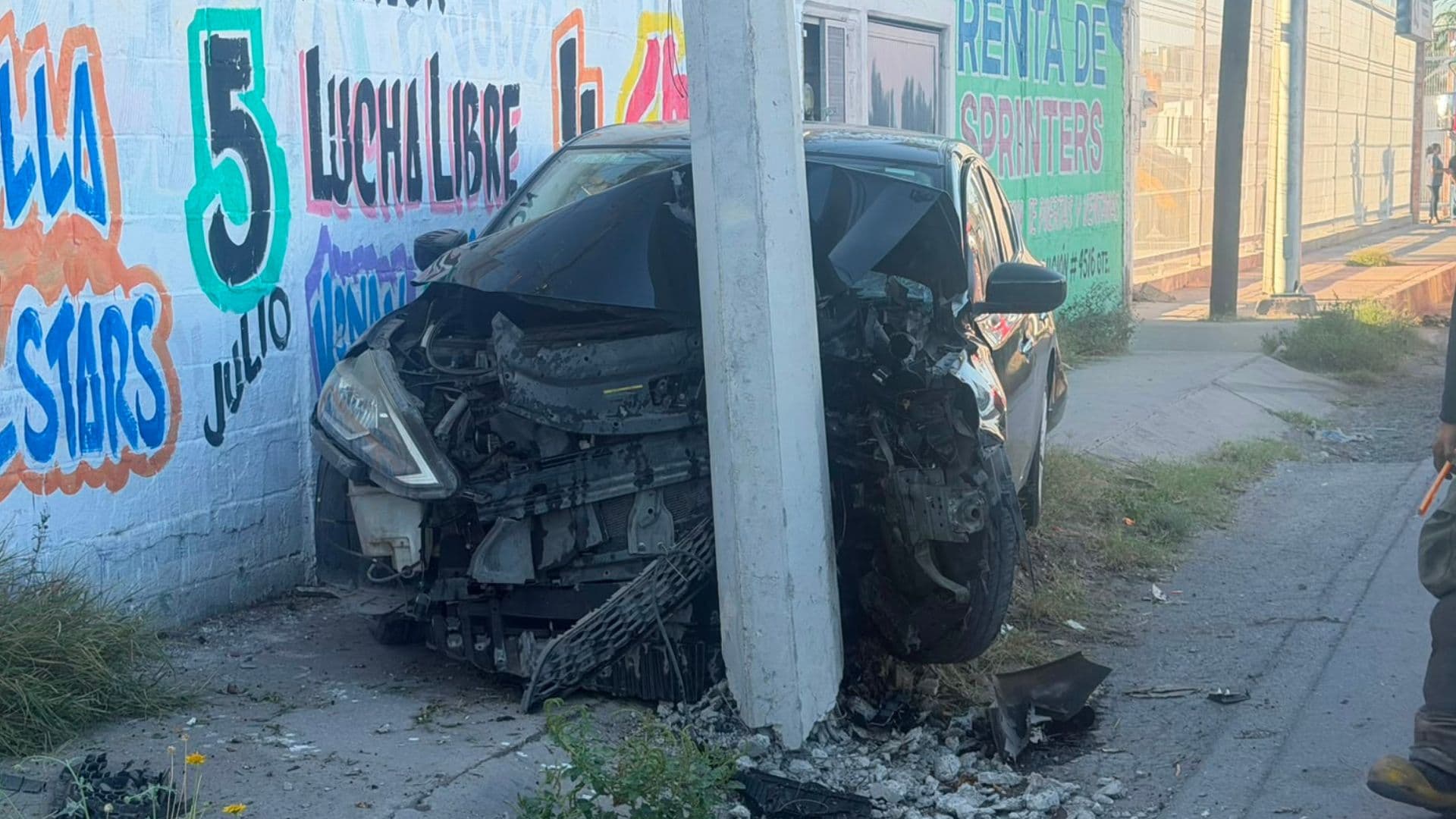 Conductora Choca Contra Poste de Luz en Bulevar la Nogalera en Torreón