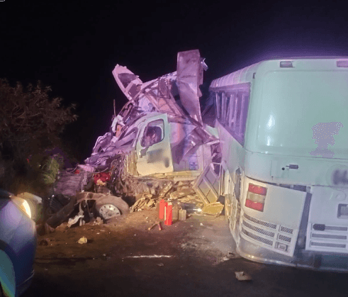 Cuatro Muertos y Veinte Heridos Deja Choque Entre Autobús y Tráiler en Nayarit