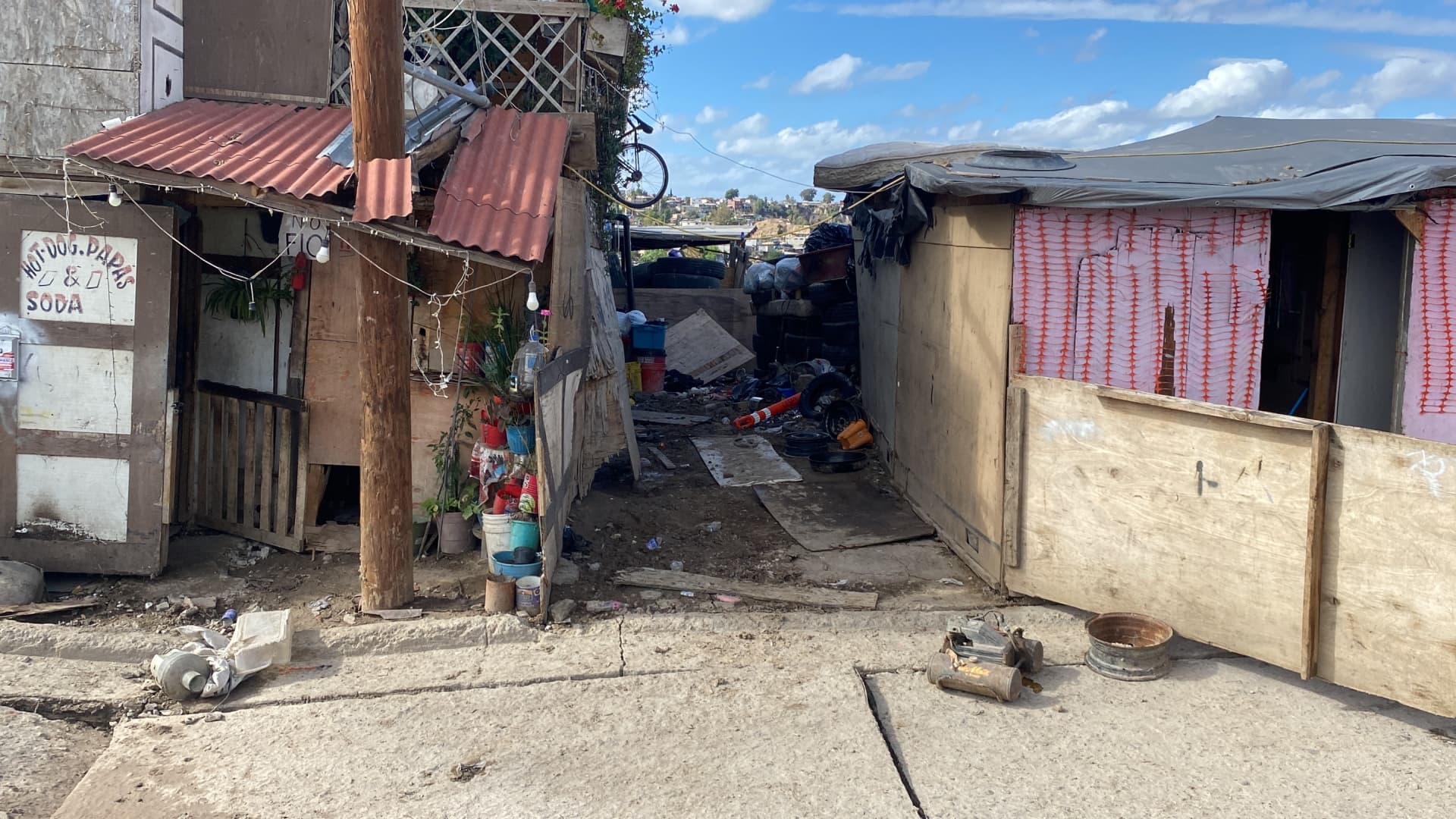Familias de la colonia 3 de Octubre abandonan sus casas por peligro de derrumbe