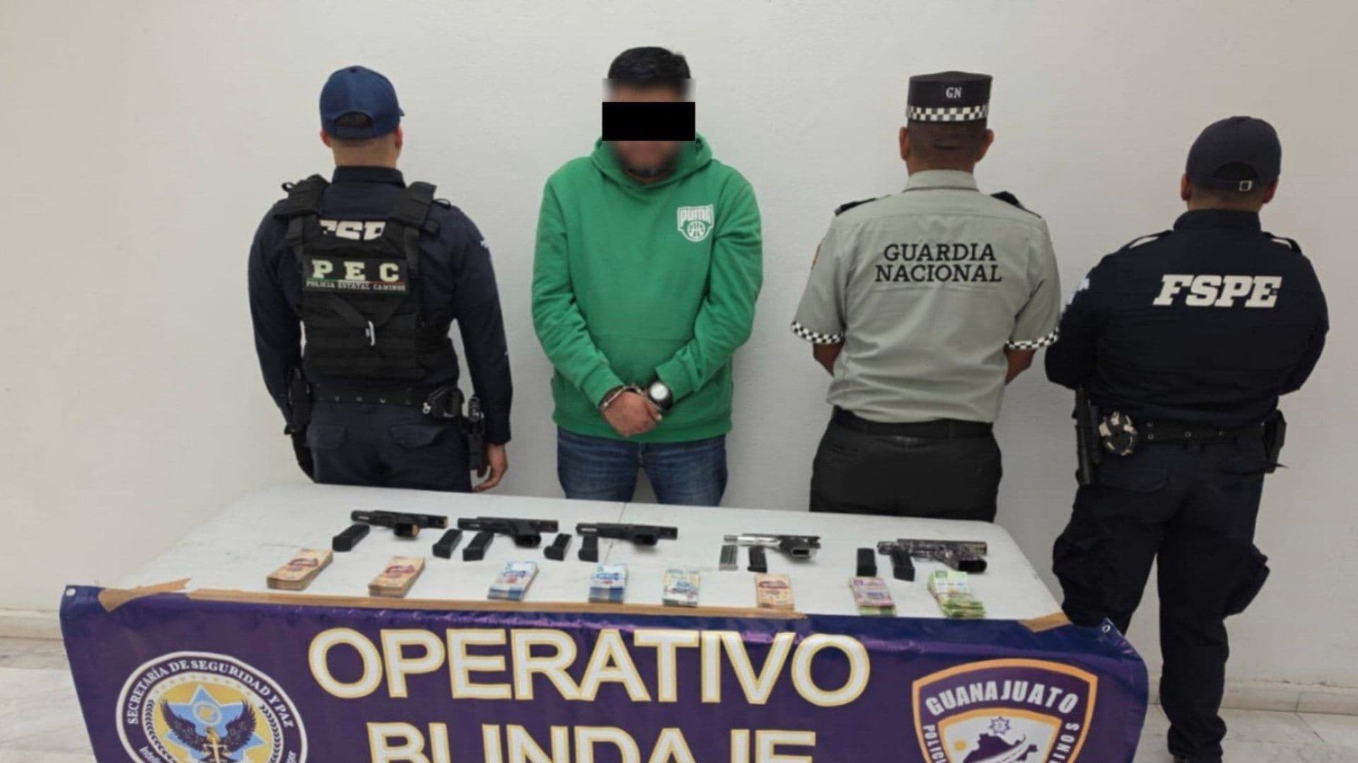 Detienen a Hombre con Armas y Dinero Escondido en una Camioneta en León, Guanajuato