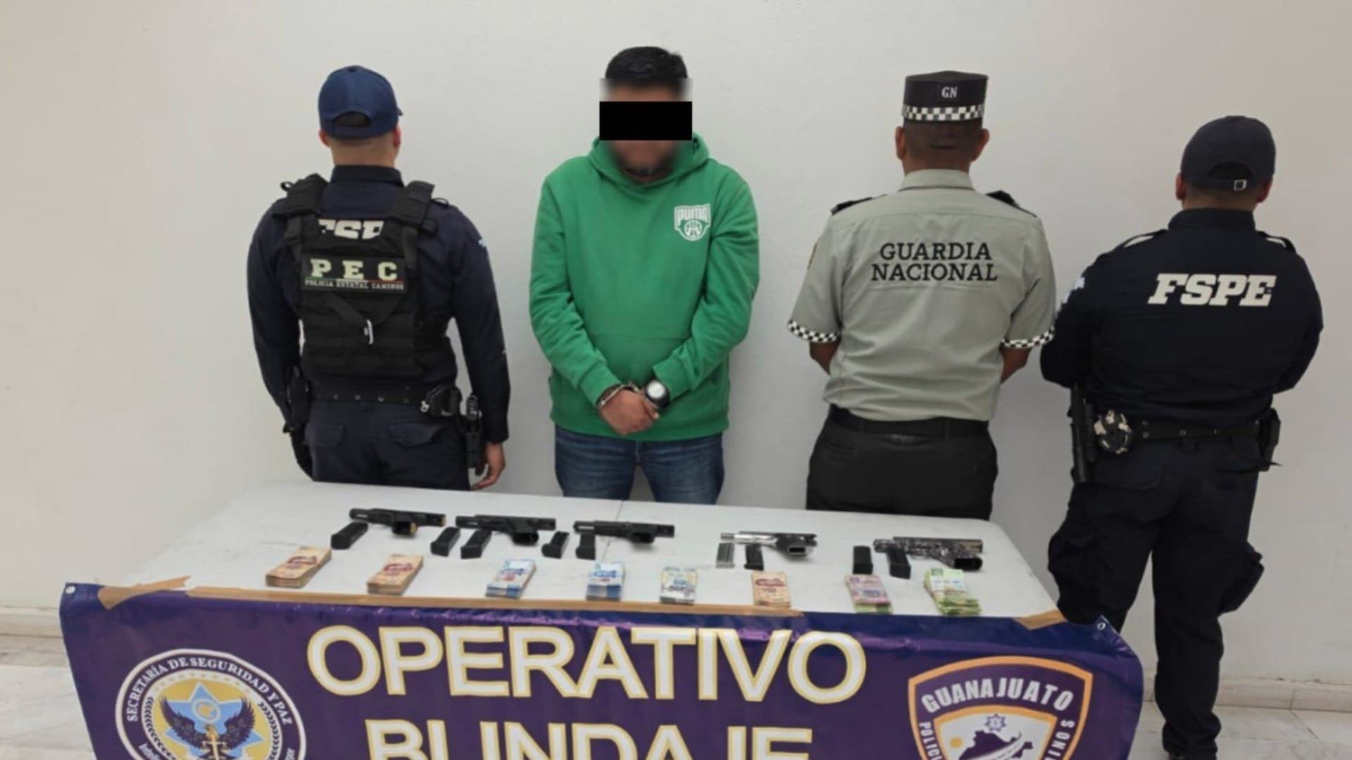 Detienen a Hombre con Armas y Dinero Escondido en una Camioneta en León, Guanajuato