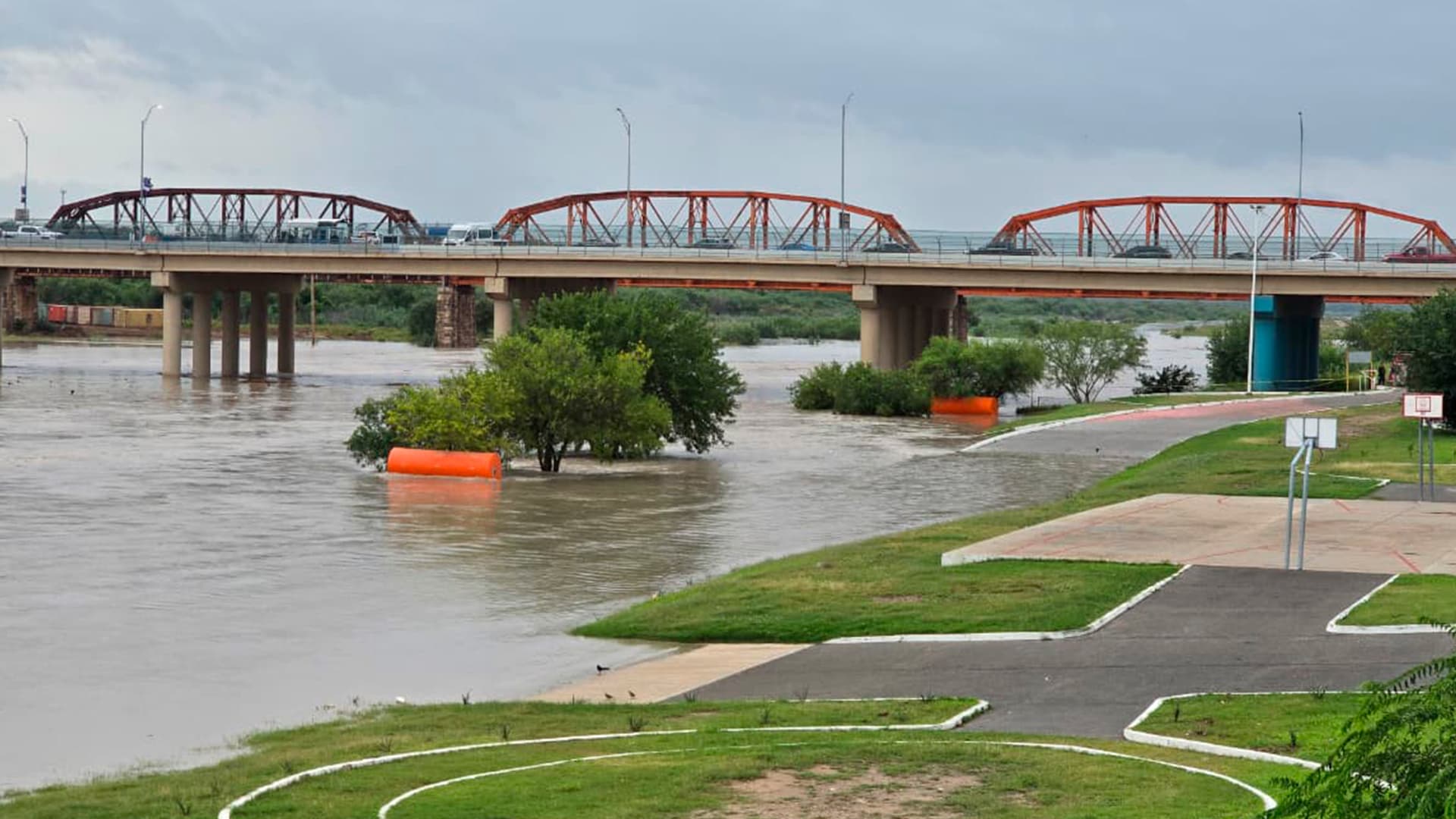 Desalojan a Personas por Incremento en Caudal del Río Bravo en Piedras Negra