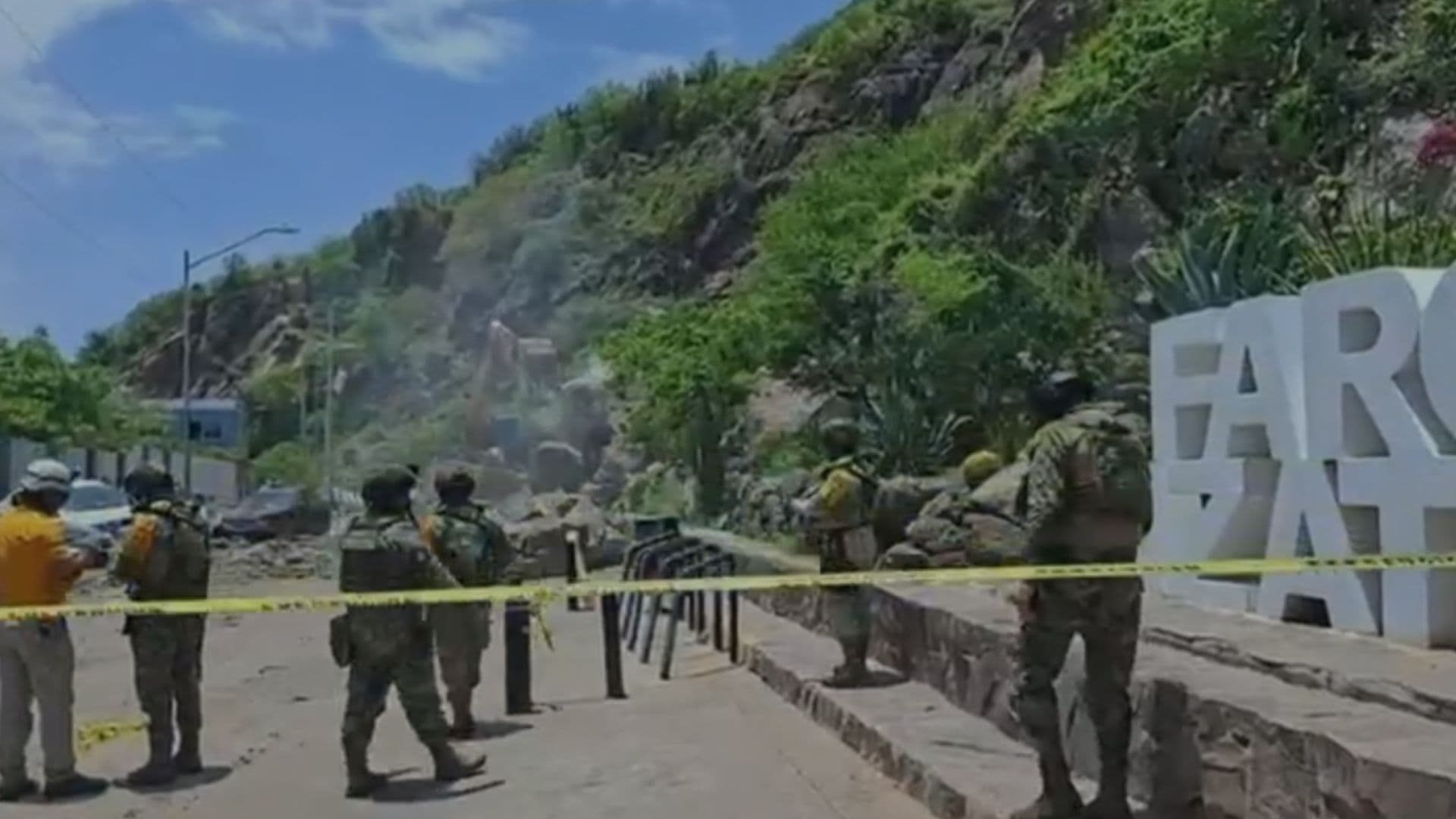 Desprendimiento de Rocas en Faro de Mazatlán Deja Dos Lesionados y Cinco Vehículos Dañados