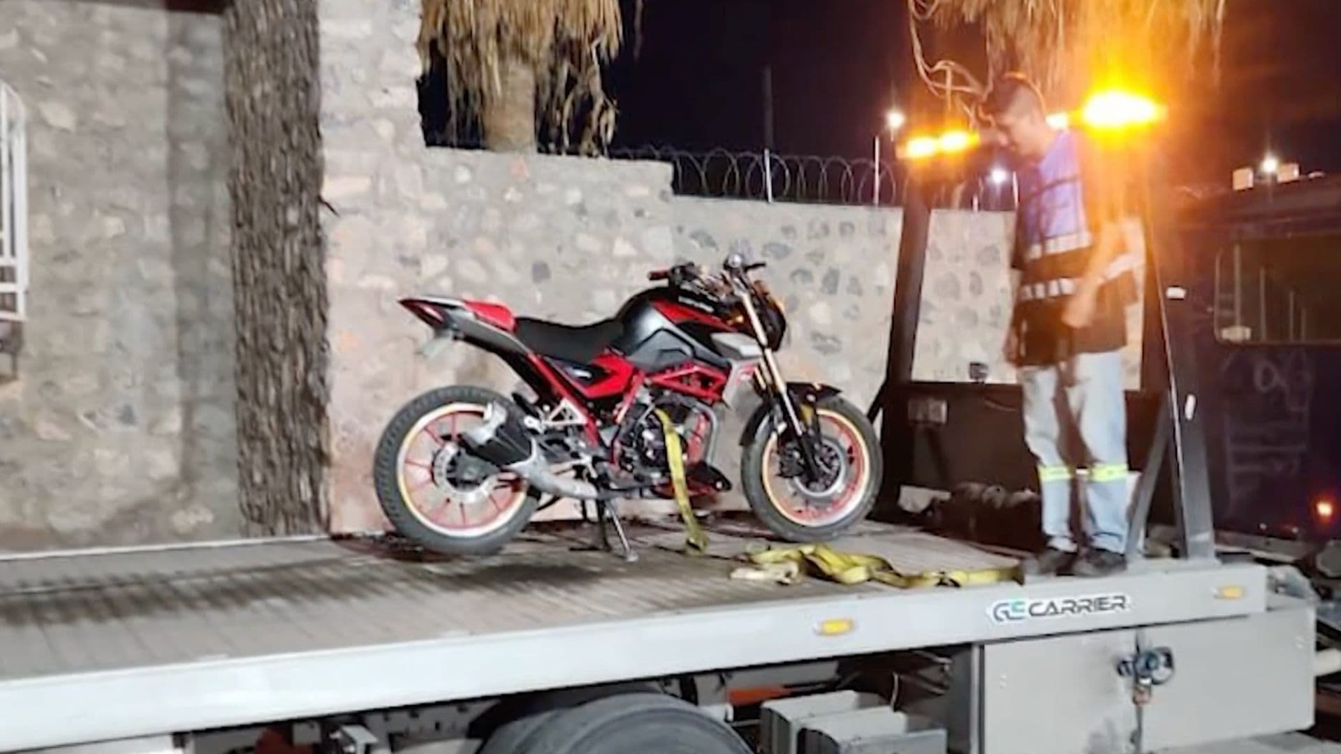Detienen a Dos Hombres en Motocicleta con Reporte de Robo en Torreón