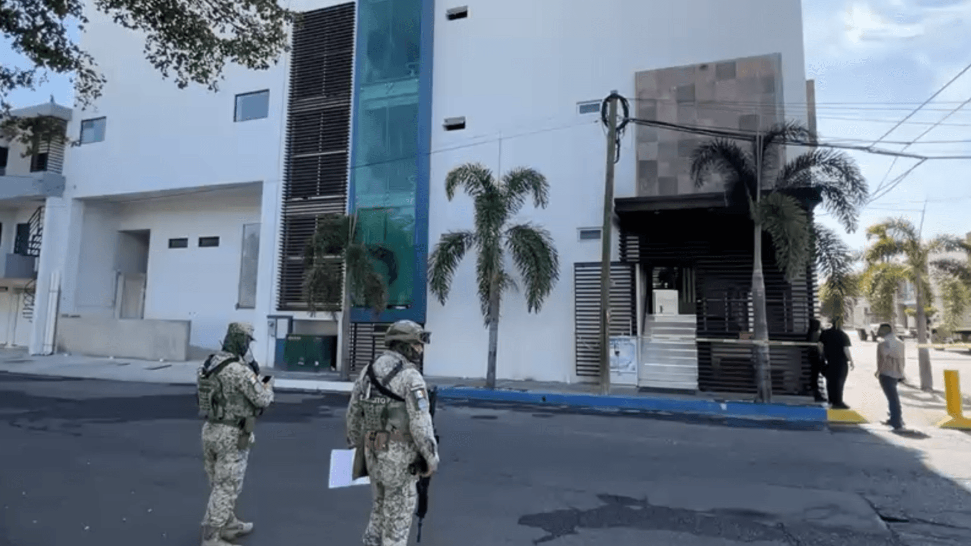 Sujetos Armados Atacan a Balazos una Clínica e Incendian Vehículo en Culiacán