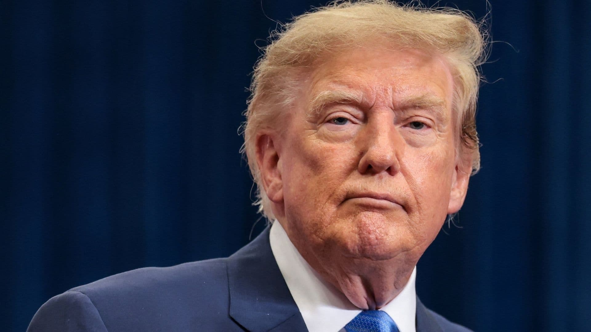 Doug Jones Advierte que Trump Socavó la Confianza en las Elecciones de Estados Unidos