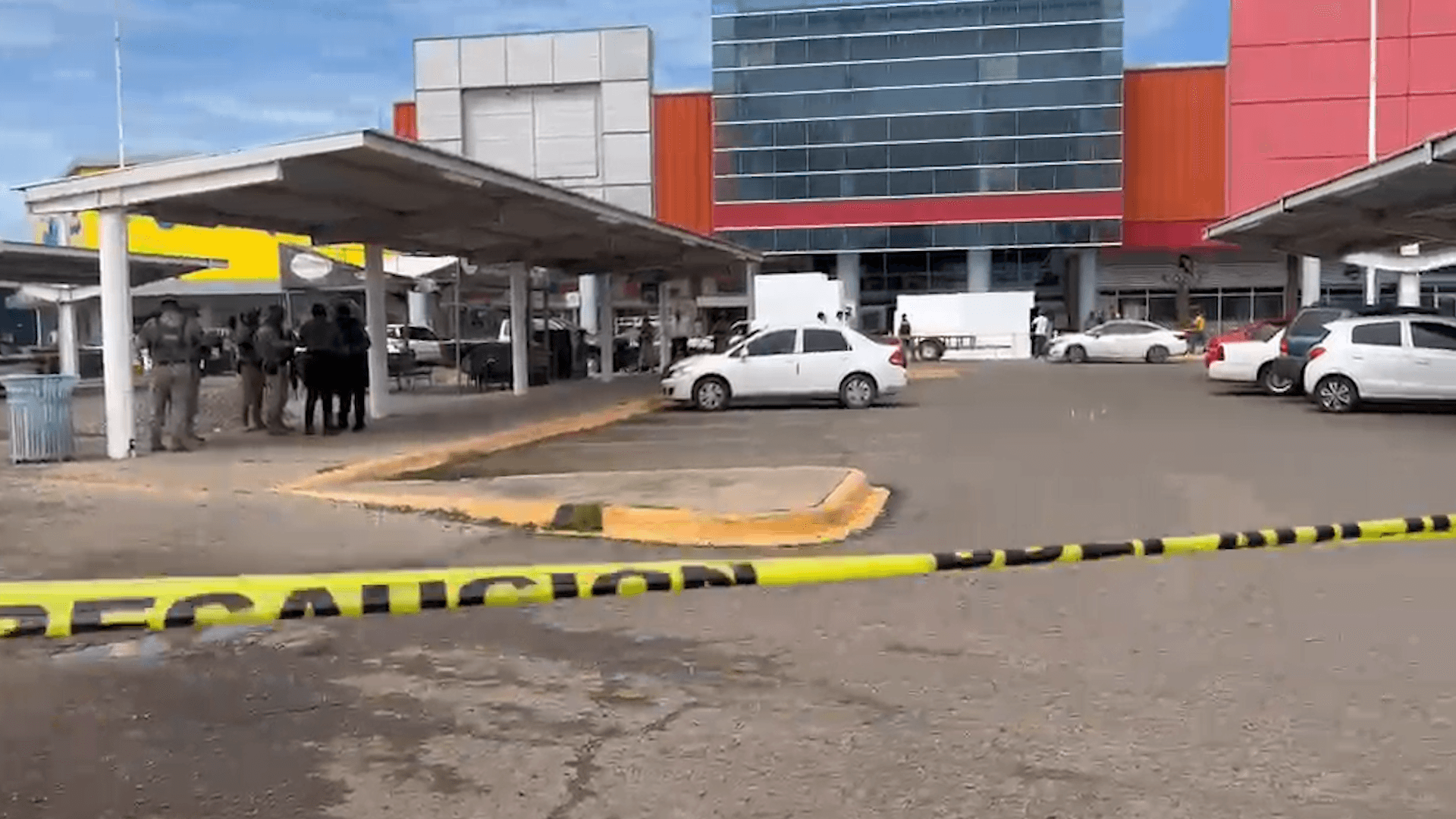 Asesinan a Un Hombre Dentro de Vehículo en Estacionamiento de Supermercado Culiacán