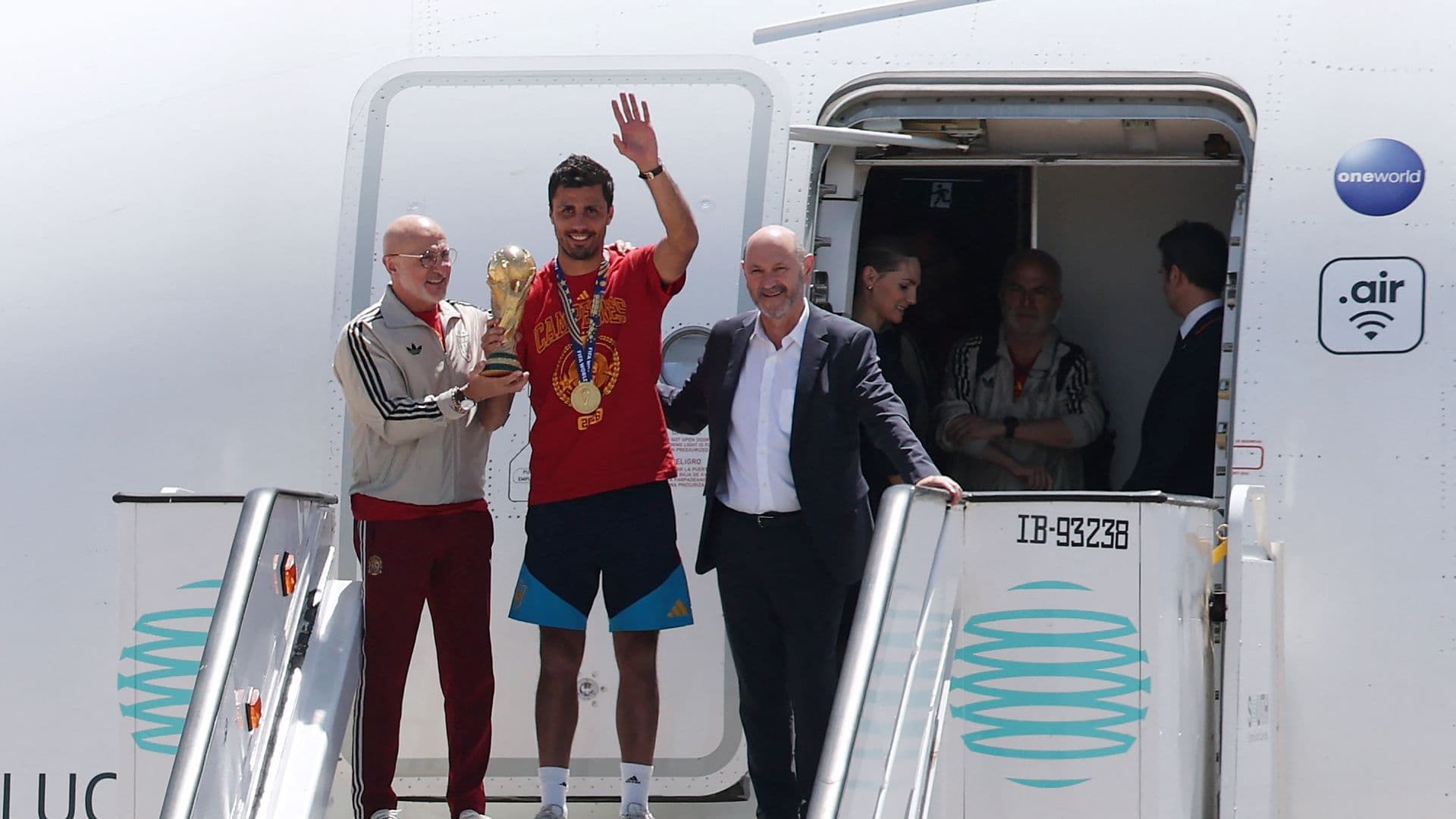 El Campeón del Mundo Llega a España: Así Arribó la Selección y la Copa del Mundo a Madrid