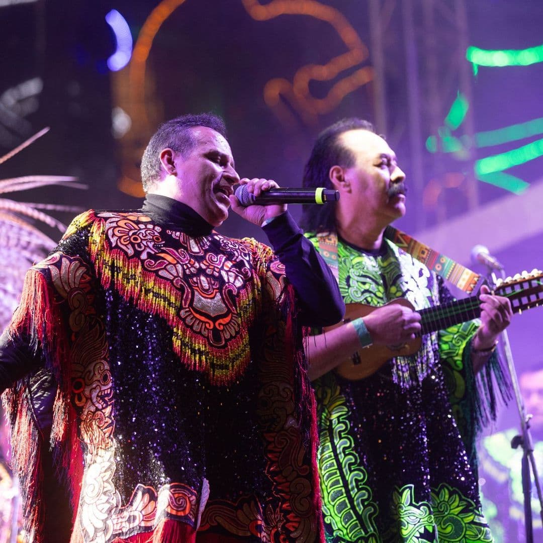 El grupo Los Askis durante su participación en el escenario. Foto: Cuartoscuro