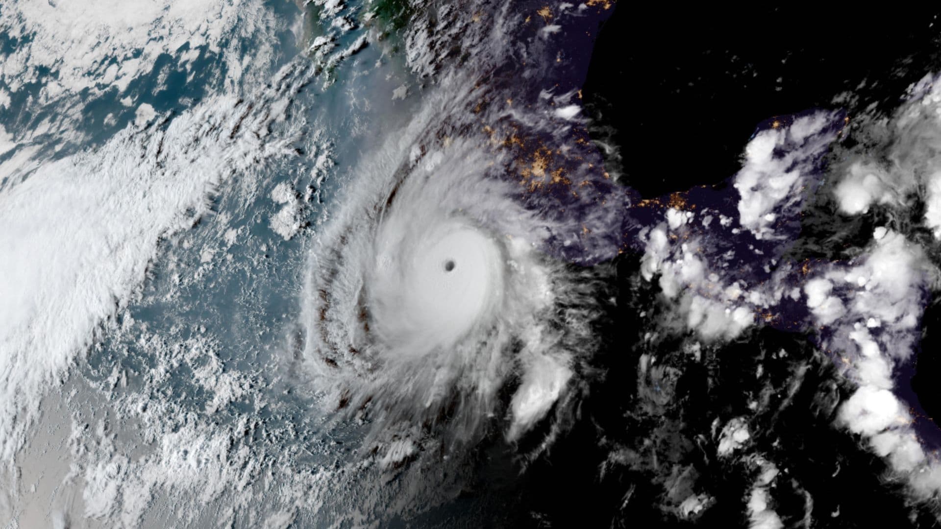 El huracán Polo intensificándose en el océano Pacífico. Foto: NOAA