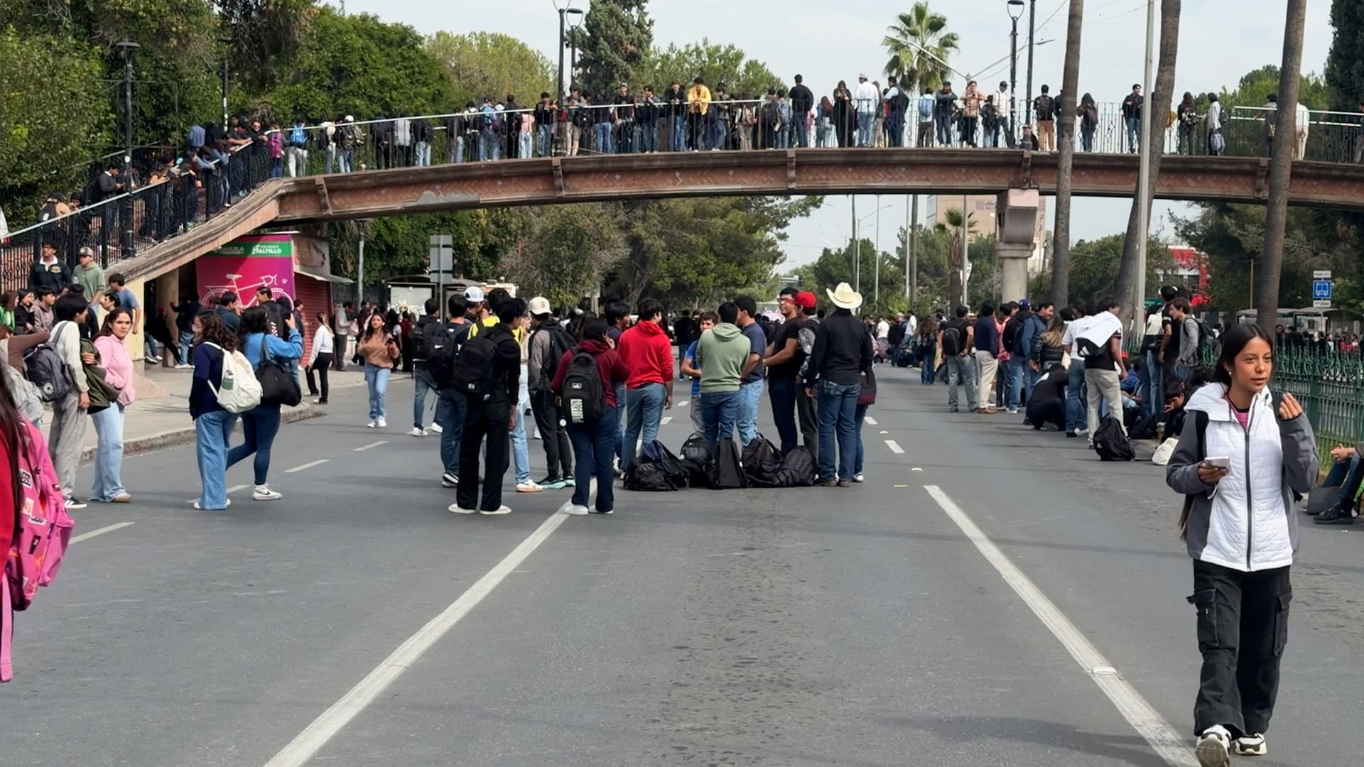Estudiantes Bloquean Bulevar Venustiano Carranza en Saltillo, Coahuila