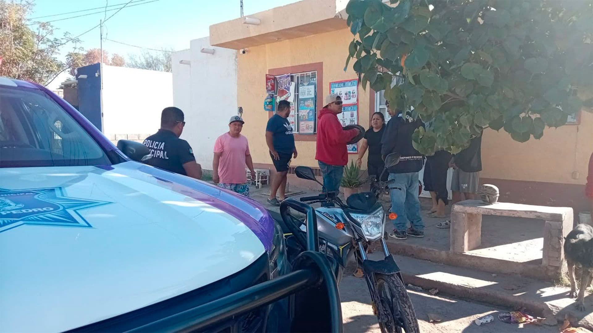 Al percatarse de los hechos, vecinos solicitaron la presencia de las autoridades en el lugar