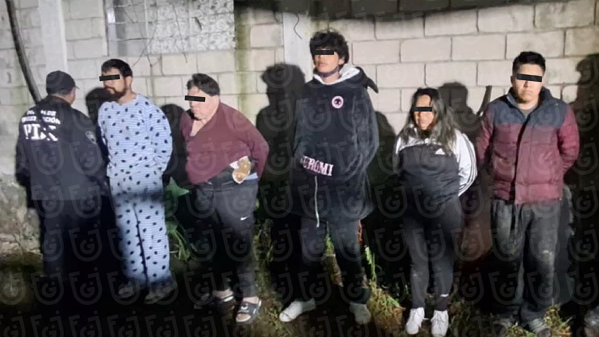 Personas detenidas durante cateo en inmueble en Xochimilco. Foto: Fiscalía CDMX