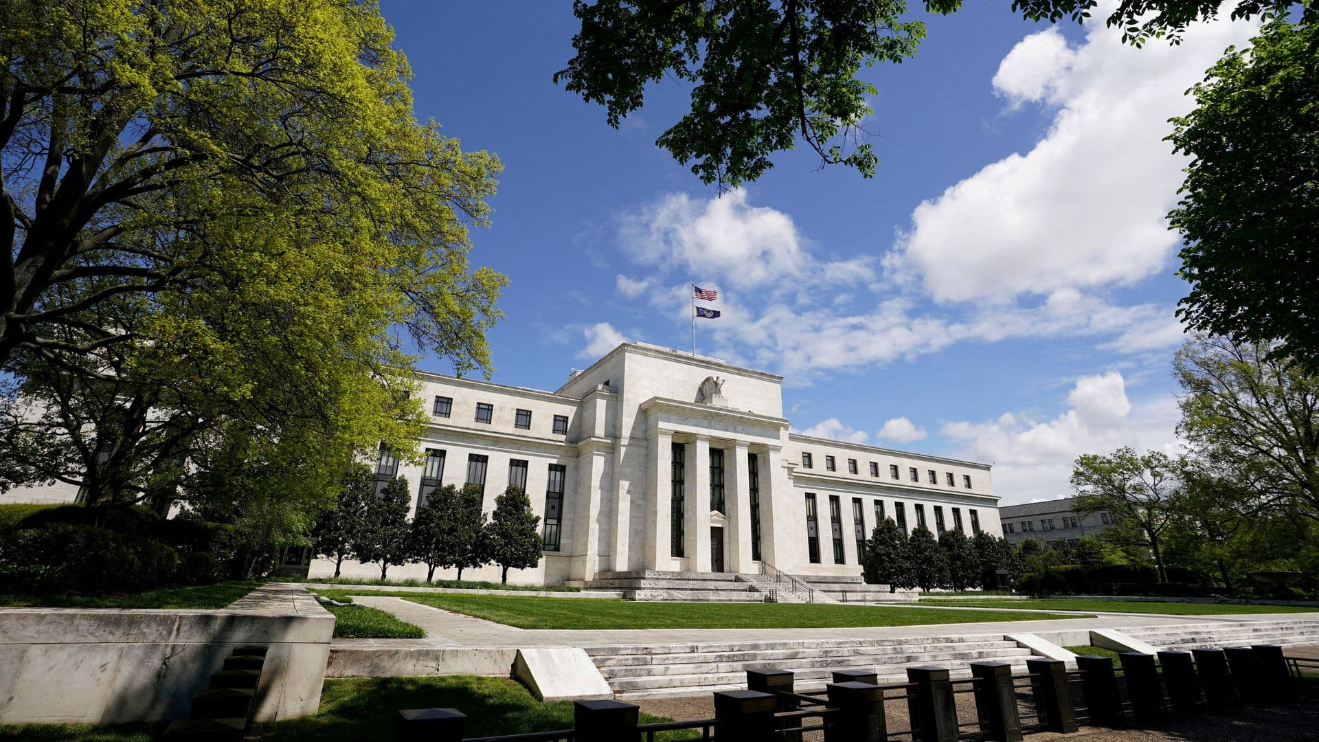 Fed Mantiene la Tasa de Interés, pero Genera Controversia entre Miembros