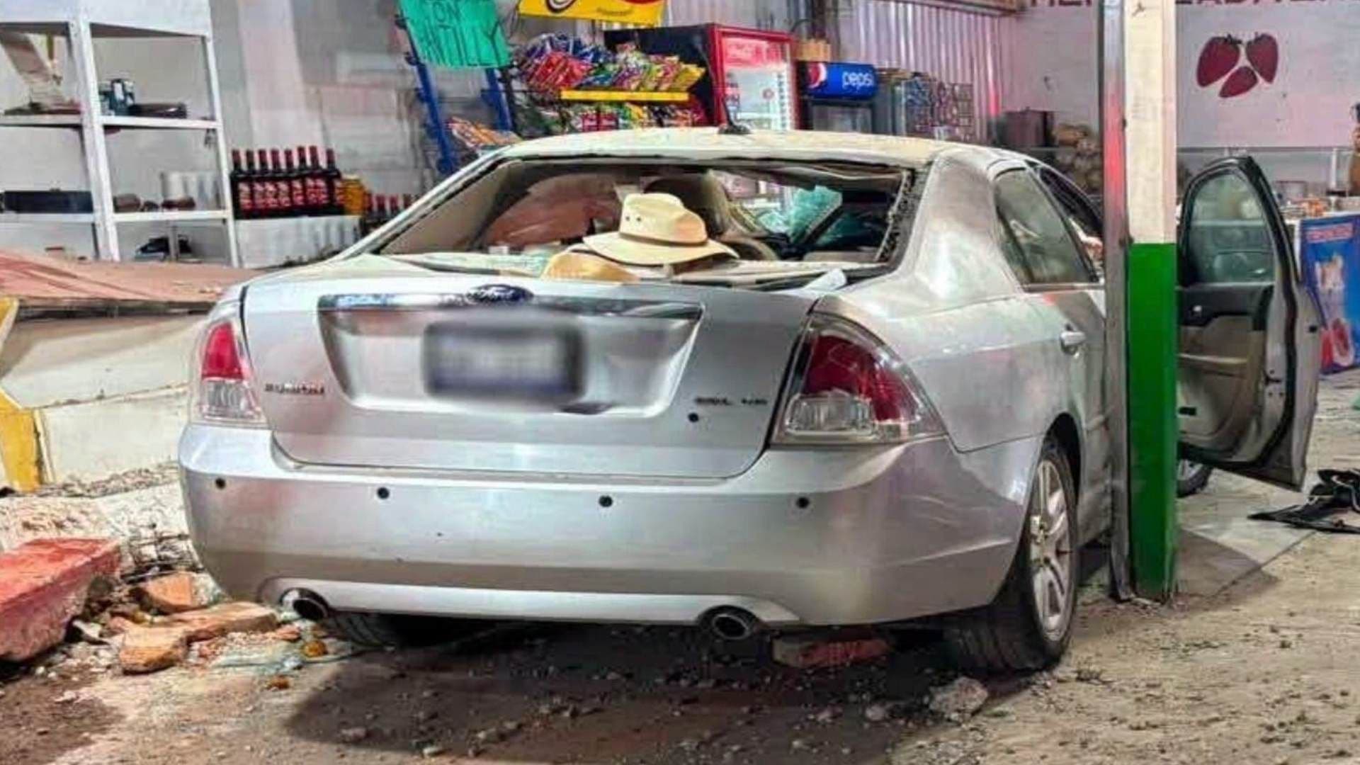 Conductor Choca Contra un Negocio de Fresas con Crema Sobre el Libramiento en Irapuato