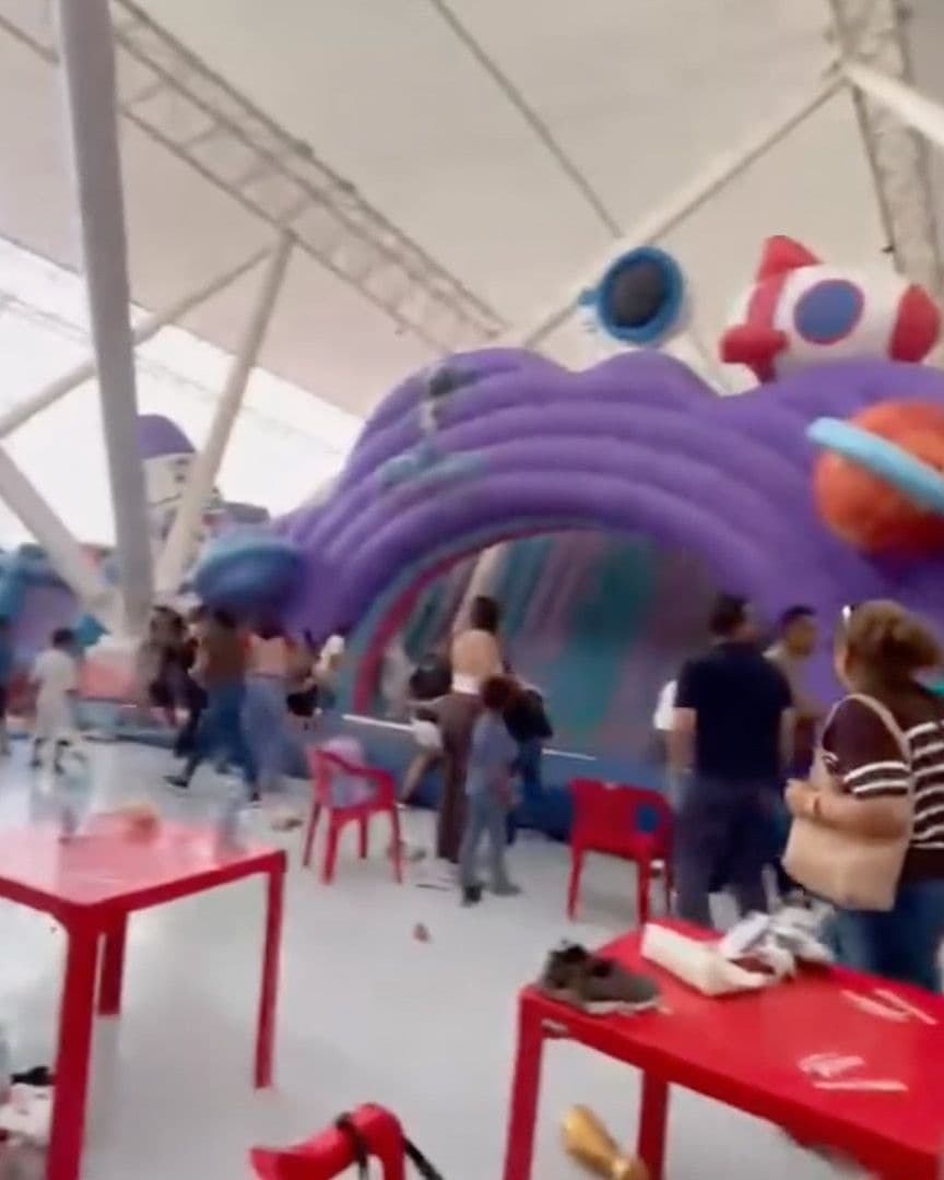 Fuertes Vientos Levantan Brincolín con Niños en Torreón
