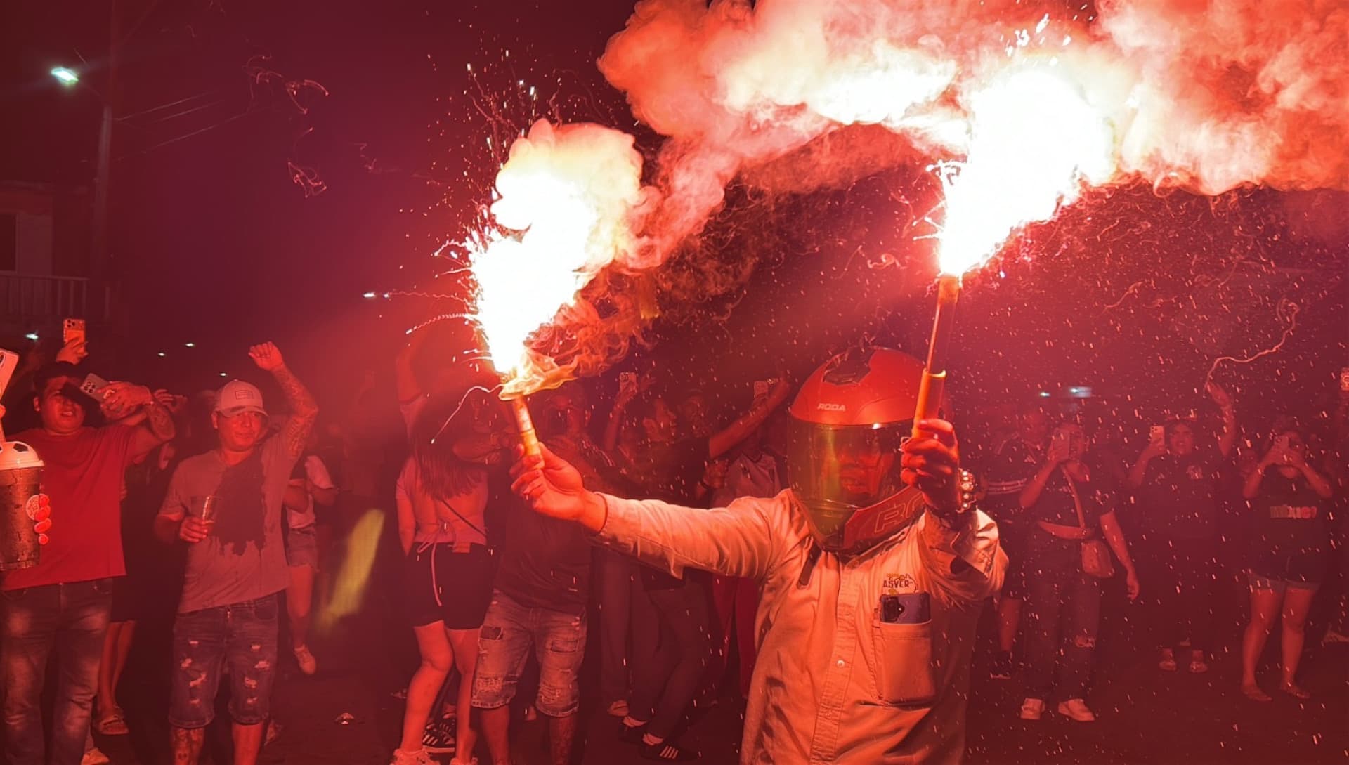 Veracruzanos Celebran en Estatua Cuauhtémoc el Triunfo de la Selección Mexicana