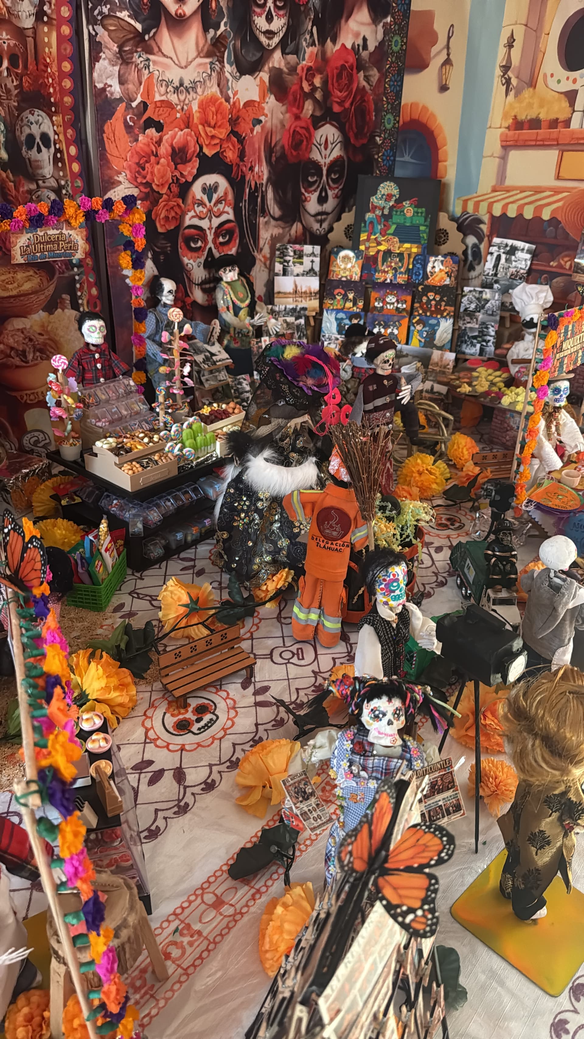 Familia decora un altar monumental en Mixquic
