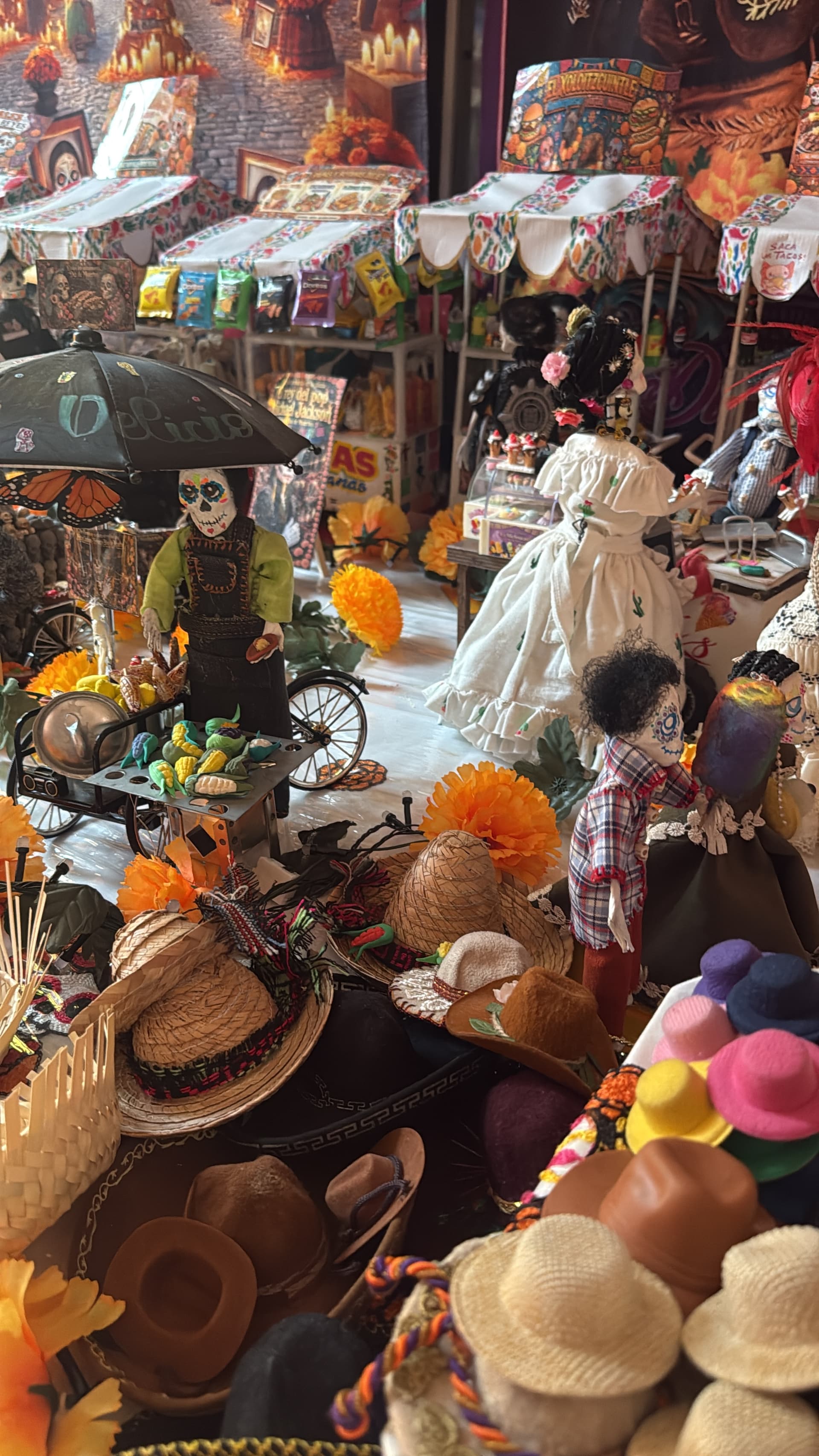 Familia decora un altar monumental en Mixquic