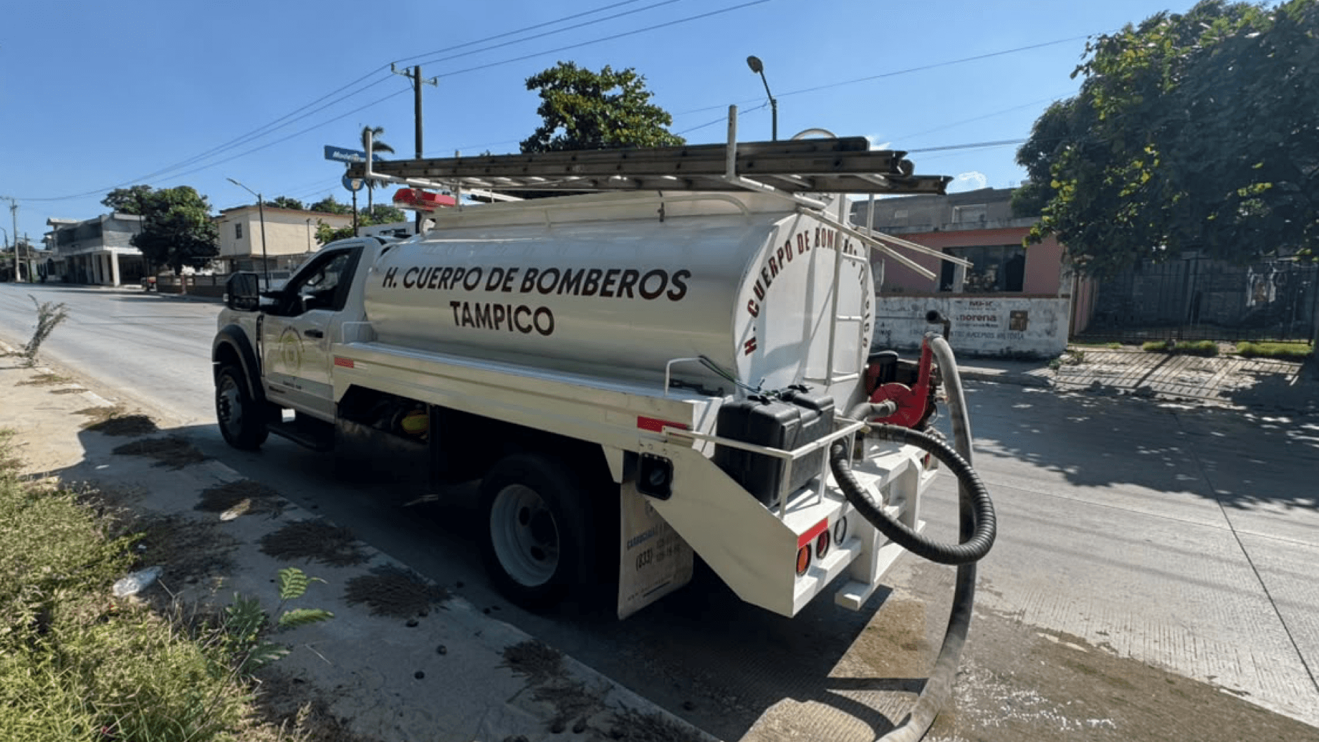 Bomberos Controlan Incendio en Pastizal de Tampico