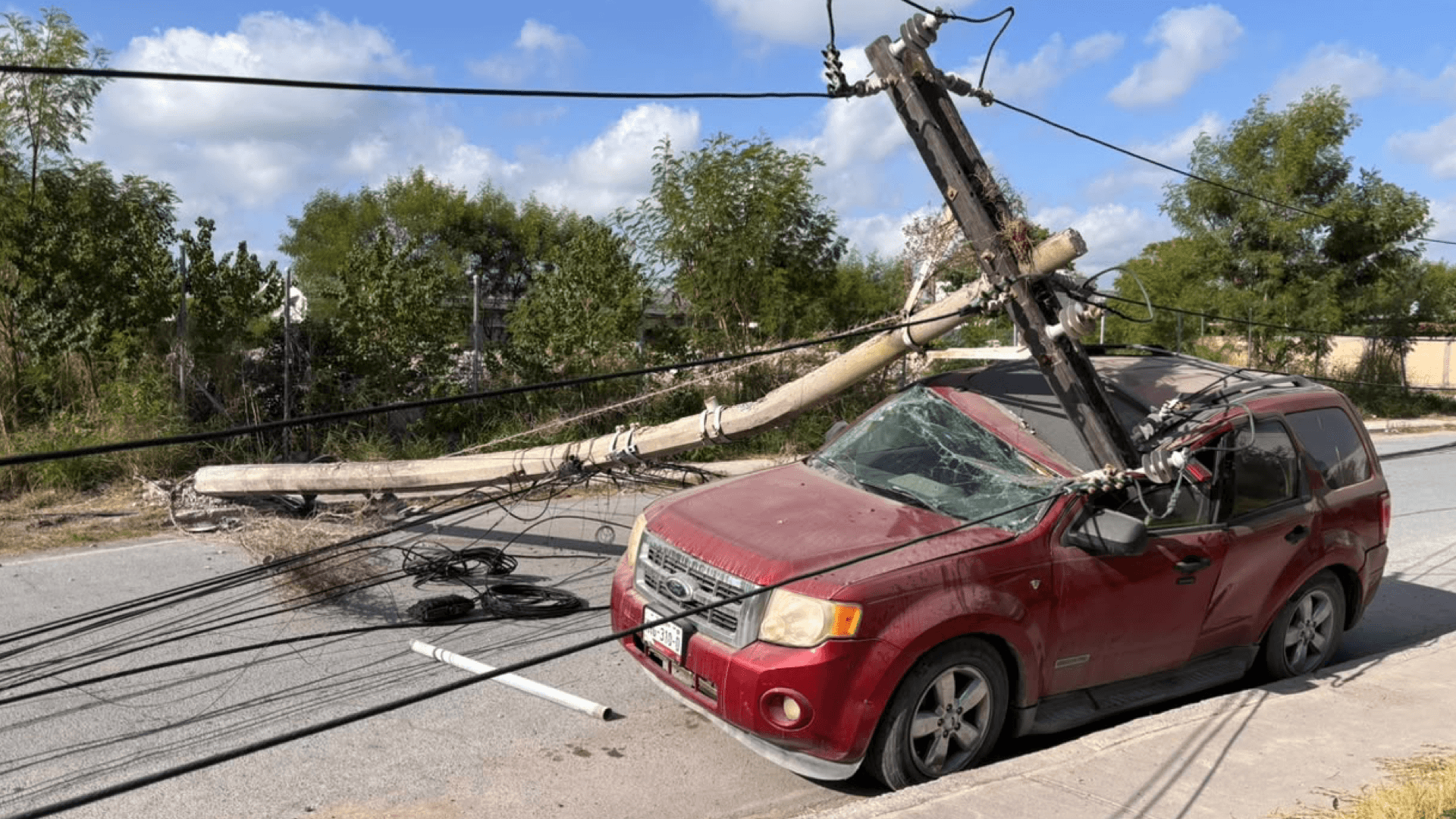 Accidente Derriba Poste y Causa Daños en Colonia Santa Martha de Matamoros