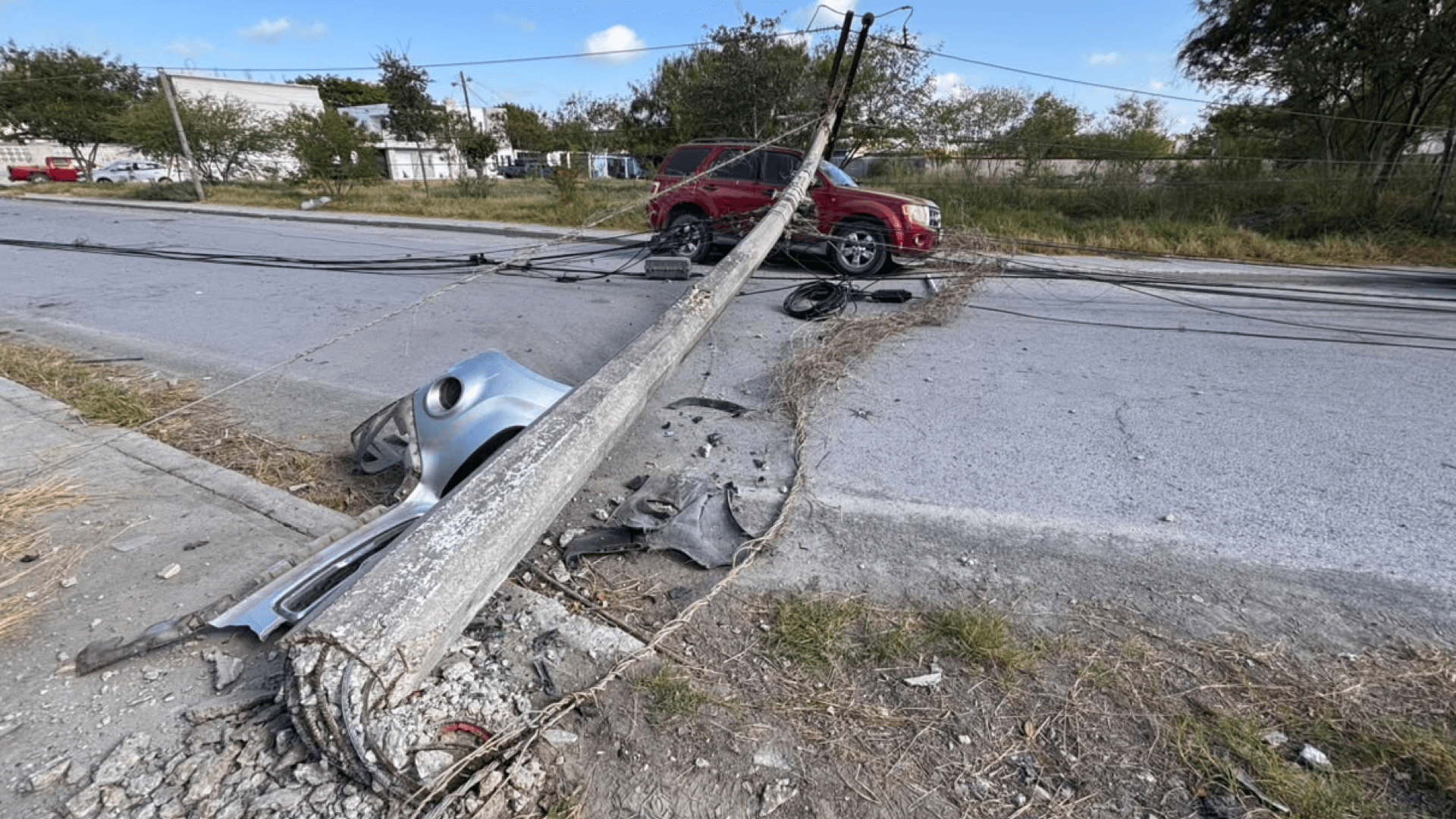 Conductor Resulta Lesionado al Derribar Poste y Dejar sin Luz a Colonia de Matamoros