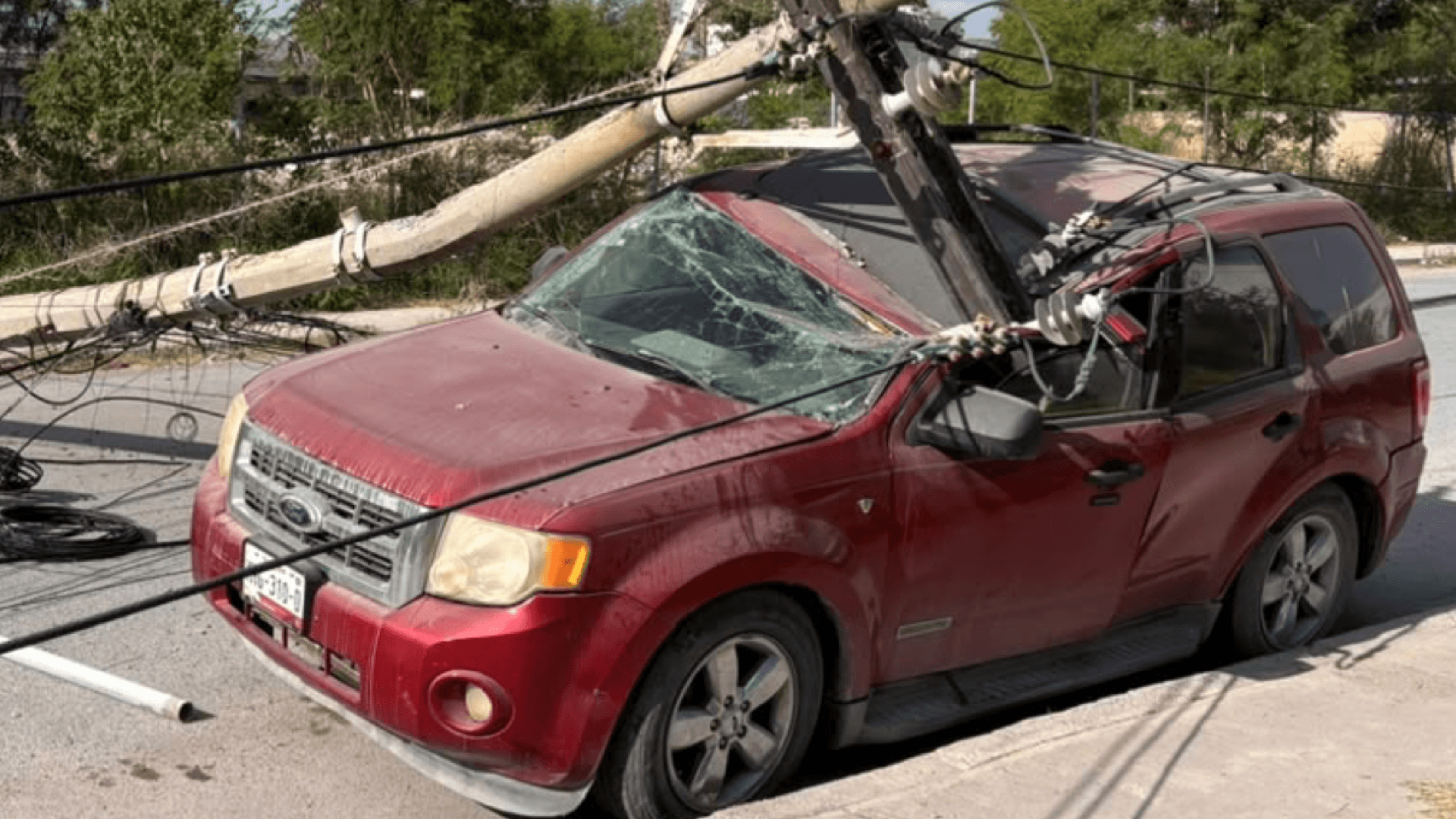 Conductor Resulta Lesionado al Derribar Poste y Dejar sin Luz a Colonia de Matamoros