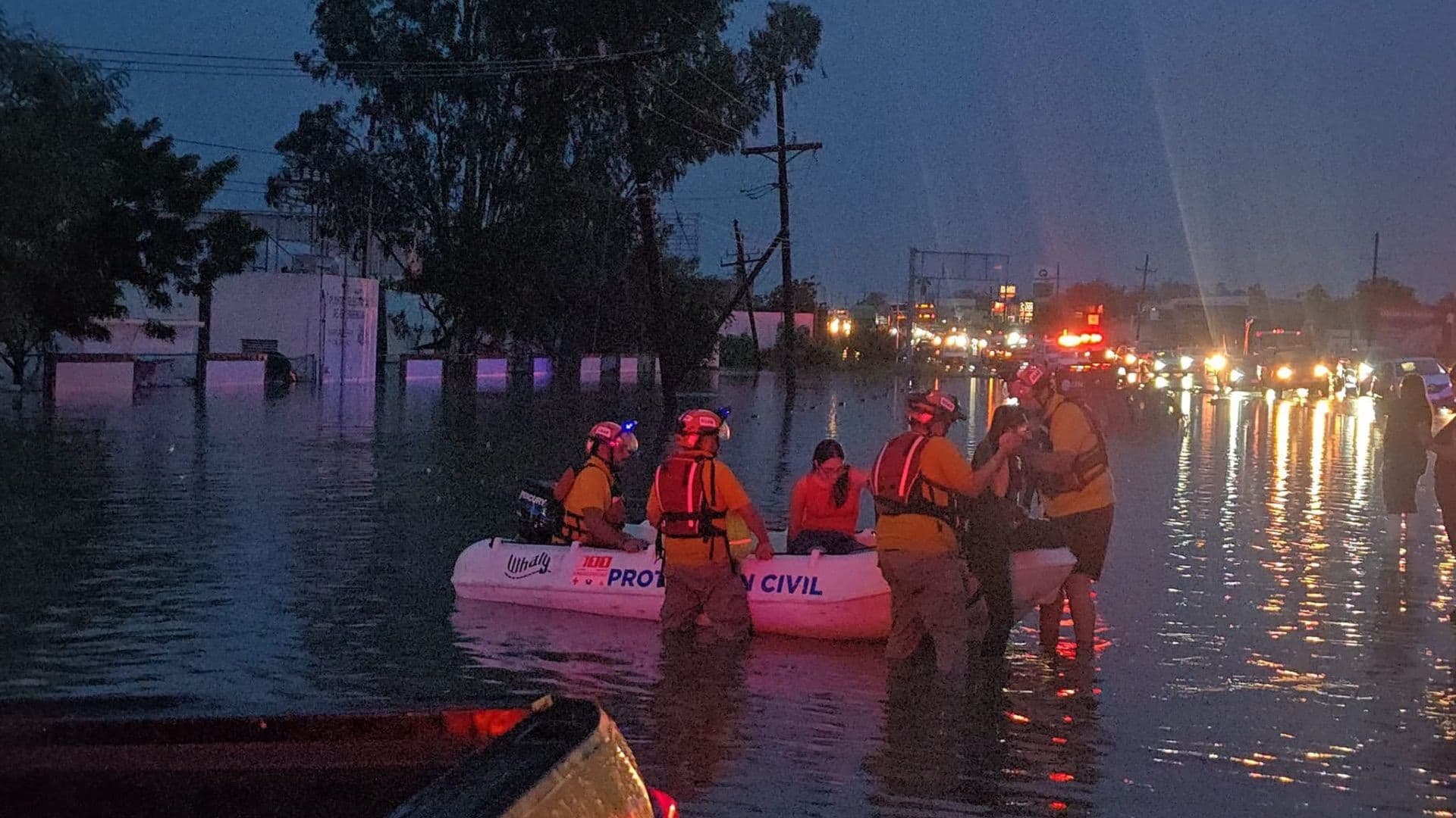 Rescatan a 15 Personas Atrapadas por Lluvias en el Campo El Diez en Culiacán