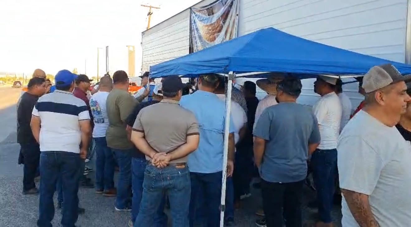 Transportistas de Mercancía Bloquean Garita Comercial de Mexicali