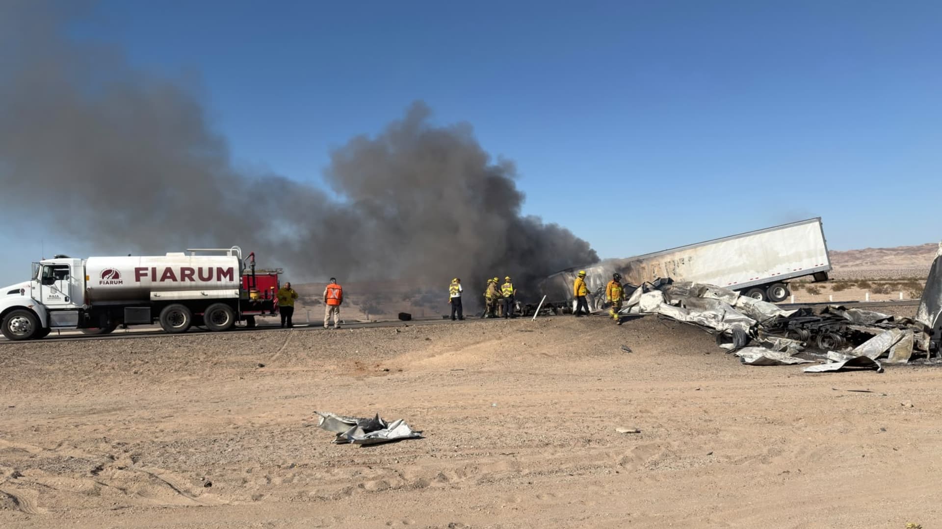 Cuerpos de emergencia y Bomberos atendiendo el choque entre dos tráileres en la Mexicali-Tijuana