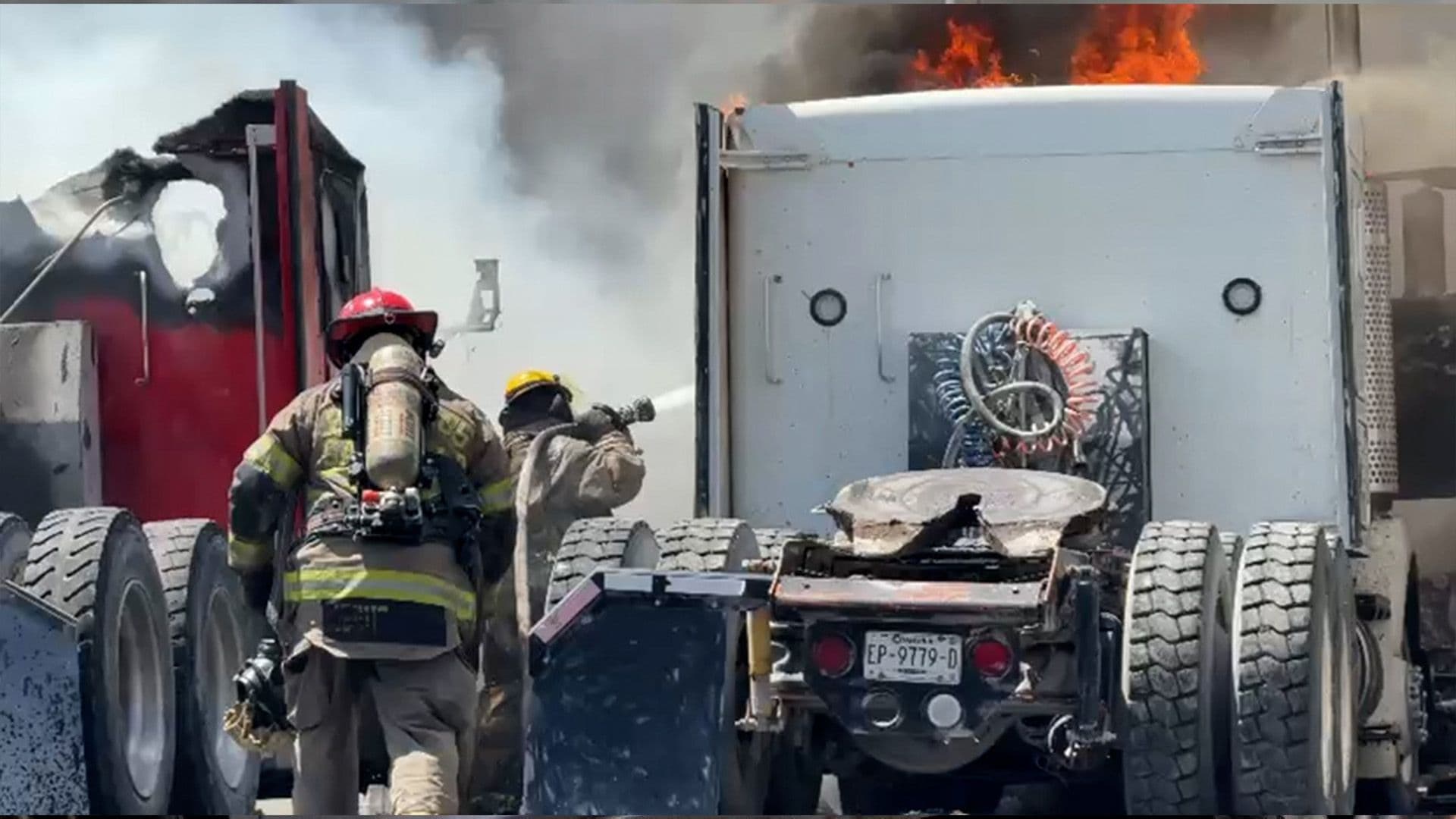 Incendio de Cuatro Camiones Deja Dos Heridos en Saltillo, Coahuila