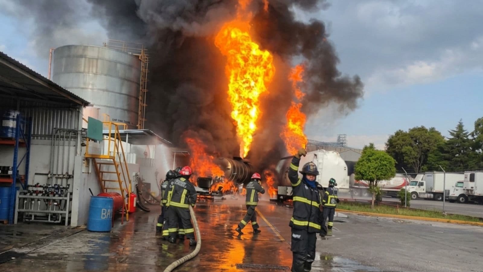 Incendio en Zona Industrial de Tlalnepantla Genera Densa Columna de Humo