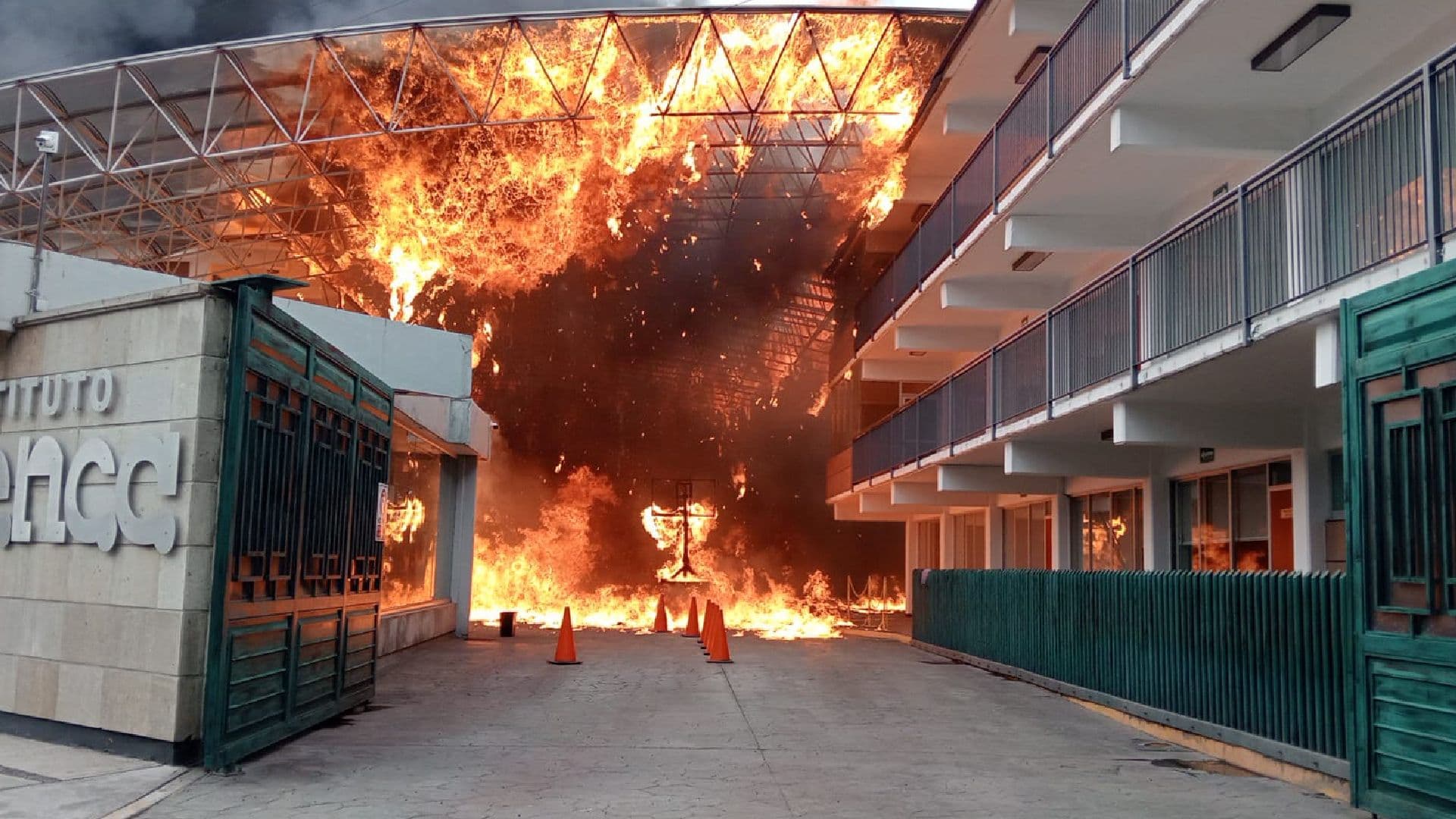 Incendio en escuela de Metepec Foto: @MetepecGobierno