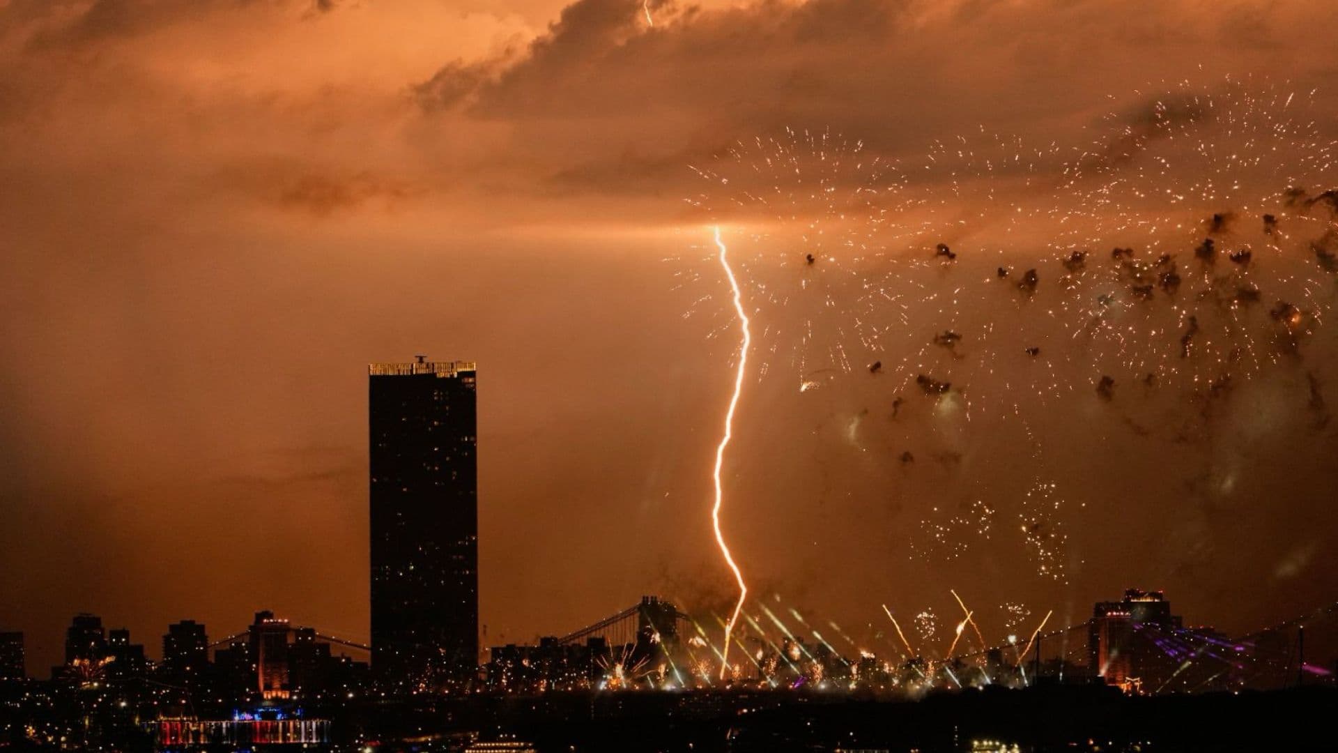 Incendio y rayo en puente de NY. Foto: AP