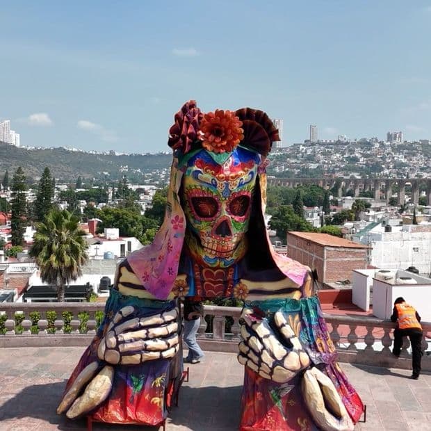 Mega Catrina de Más de Cuatro Metros Adorna el Mirador de Querétaro