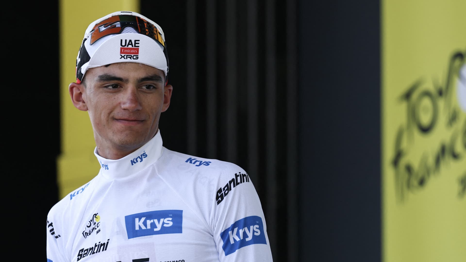 Isaac Del Toro, ciclista mexicano del equipo UAE Team Emirates - XRG, celebra en el podio con el maillot blanco de mejor joven tras la octava etapa de la 113.ª edición del Tour de Francia, un recorrido de 182 km entre Périgueux y Bergerac, en el suroeste de Francia, el 11 de julio de 2026. Foto: AFP