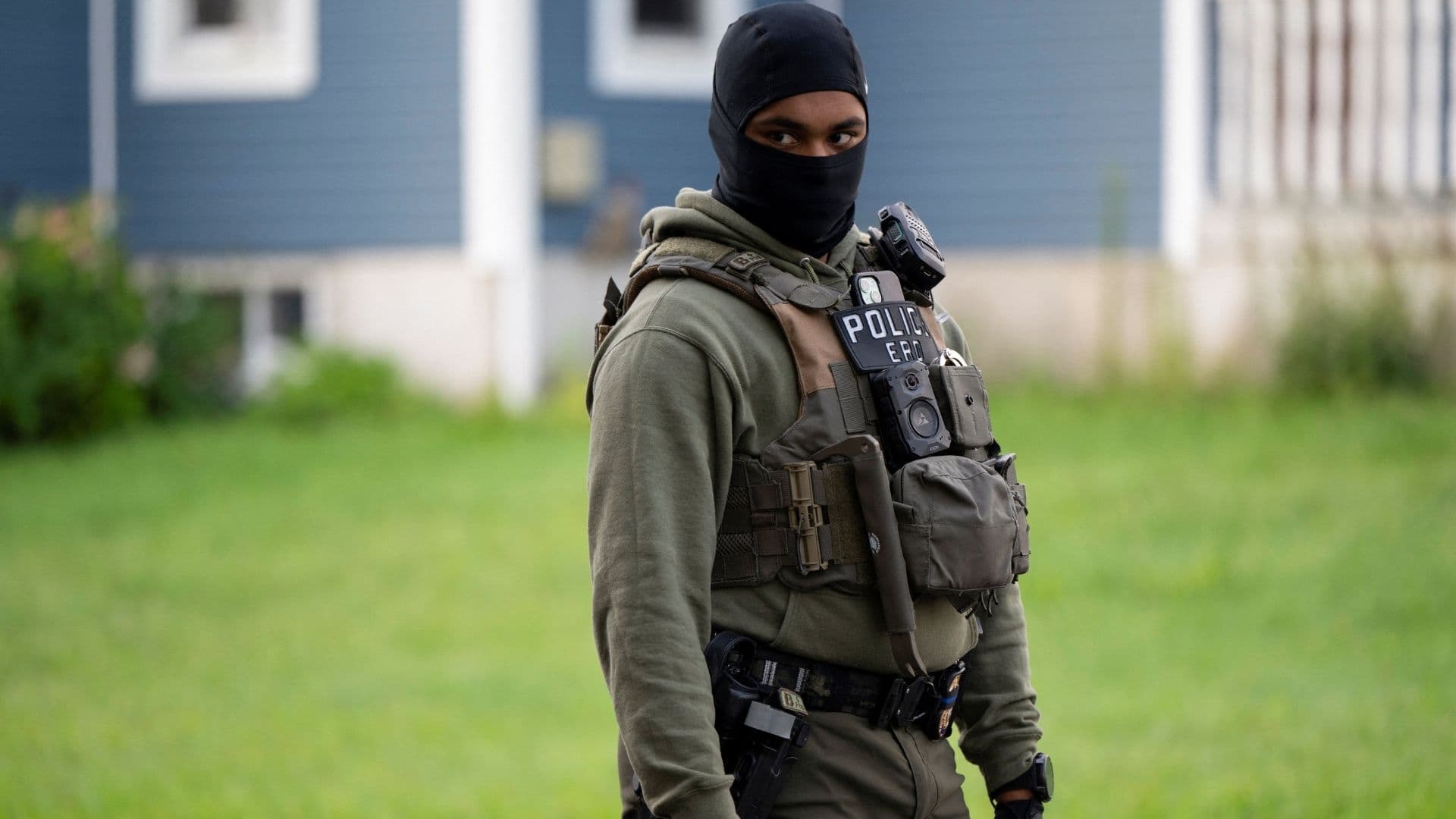 Jason Crow Condena Deportaciones de Familiares de Militares y Exige Cuentas a ICE