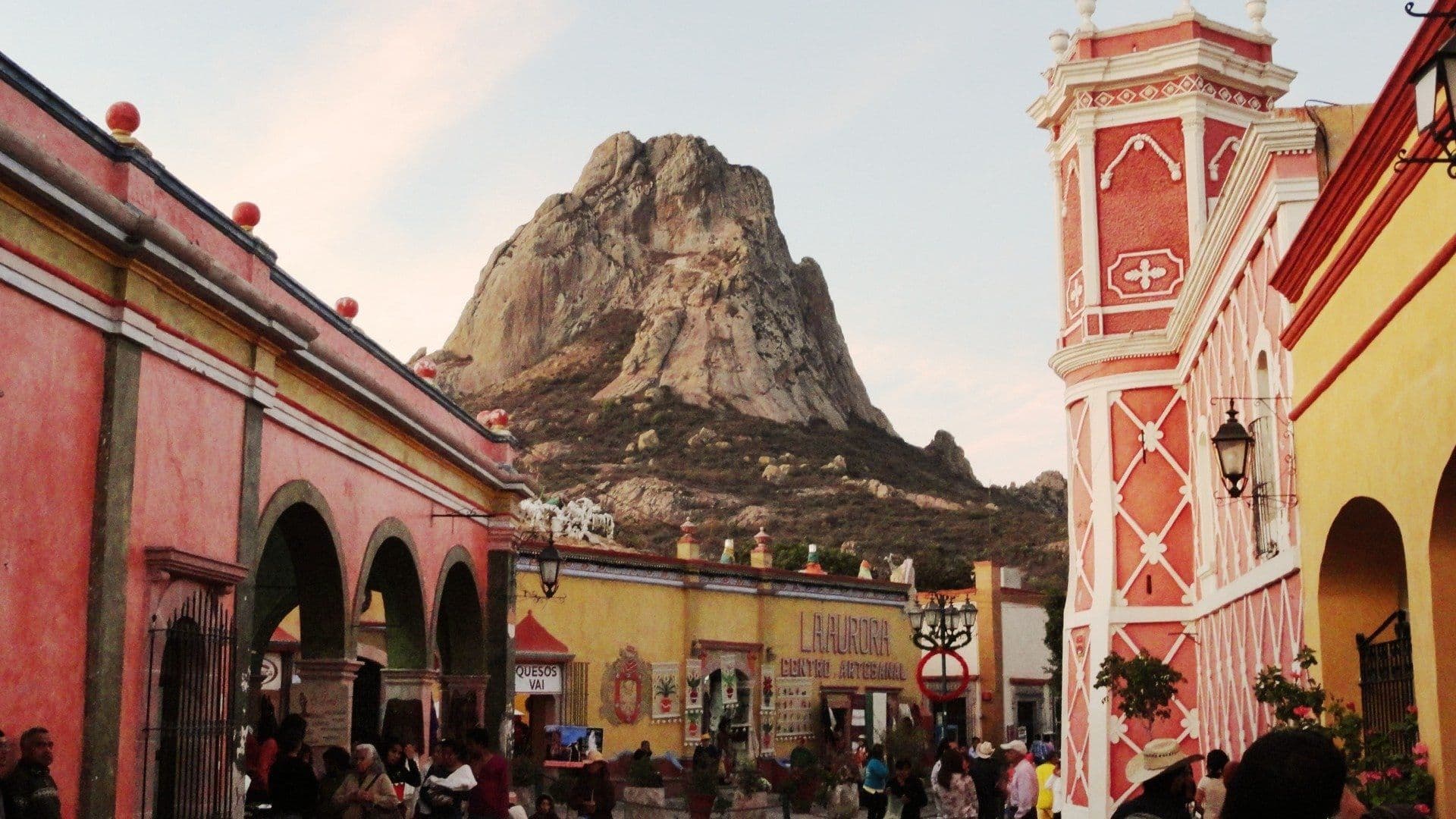 Peña de Bernal, Un Destino Imperdible en Querétaro; Historia, Gastronomía y Aventura