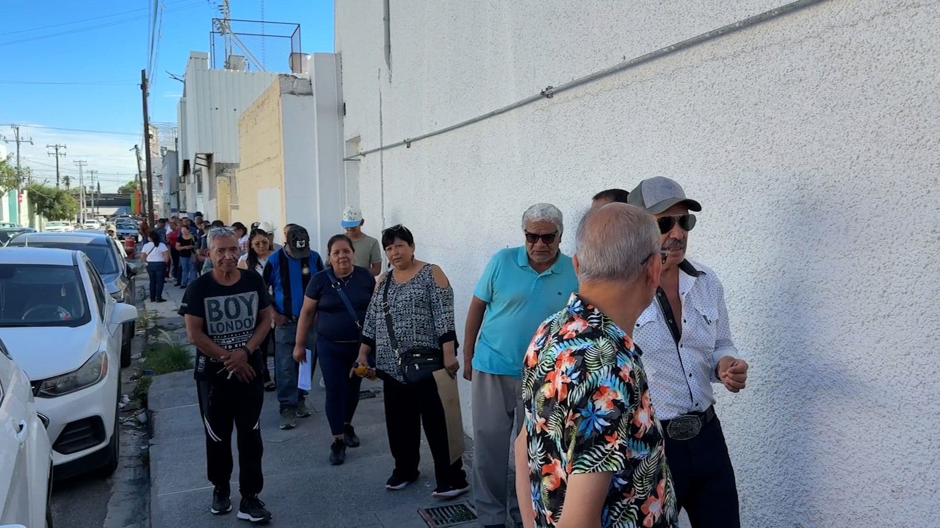 Largas Filas en Centros de Telefonía de Saltillo por Registro de Líneas Celulares