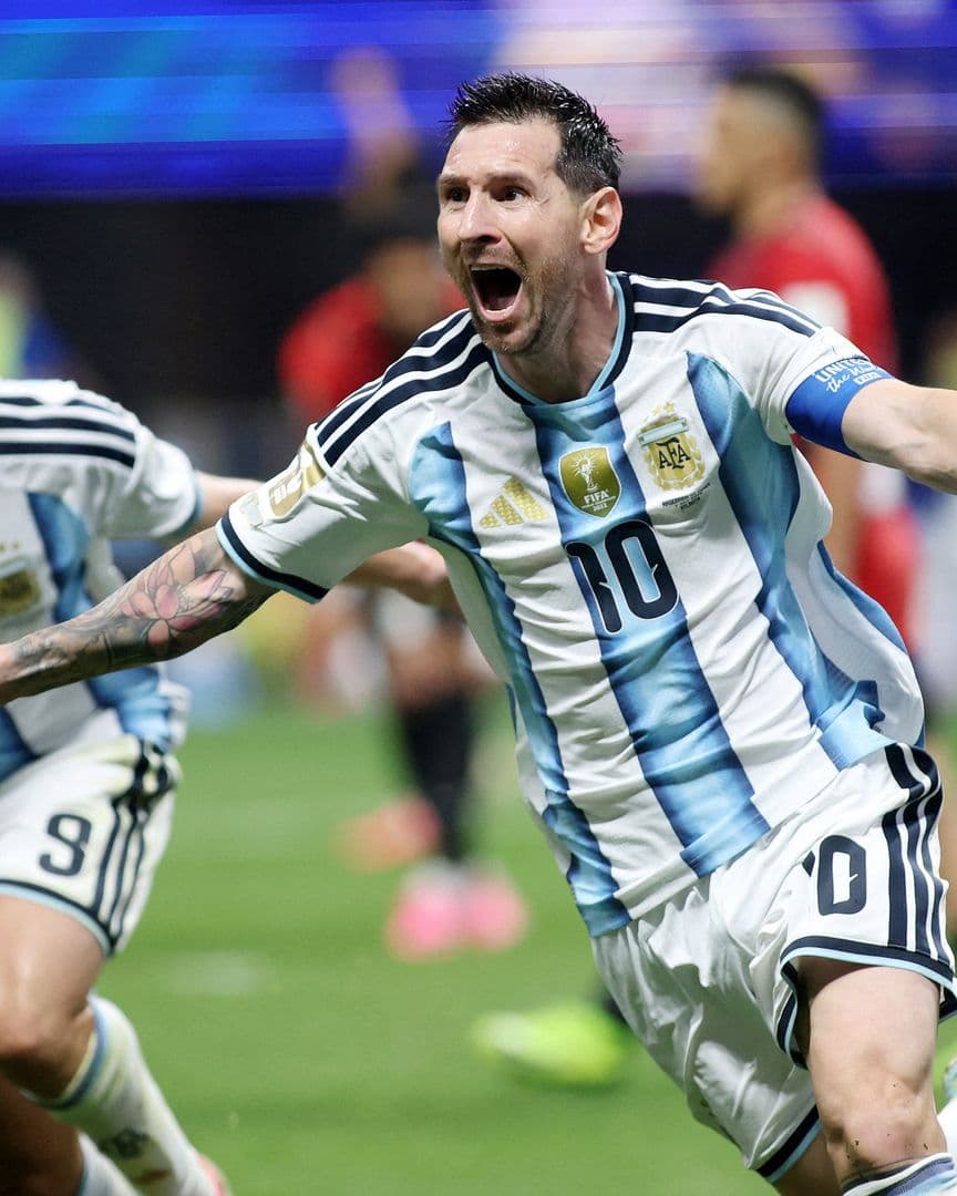 Lionel Messi de Argentina celebra el segundo gol con Julián Álvarez. Foto: Reuters