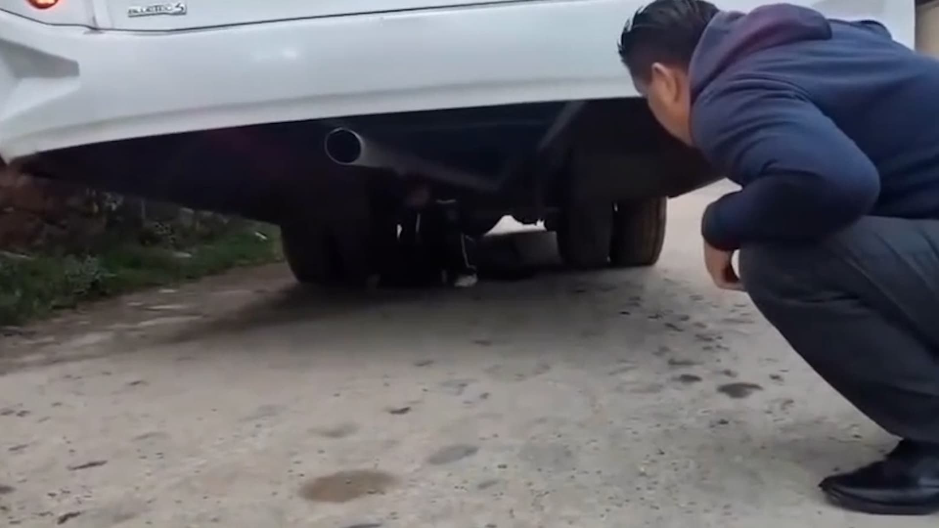 Estudiante de secundaria descendiendo de la estructura del camión tras ser descubierto por conductores