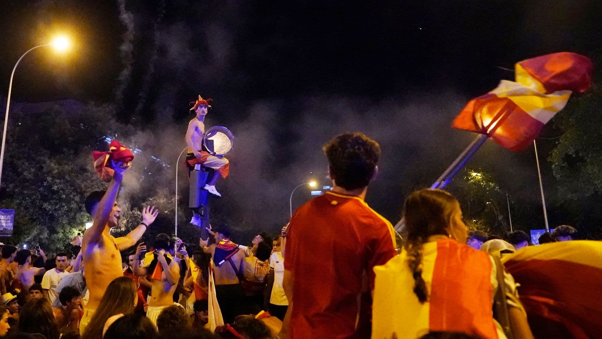Madrid Sigue el Festejo de Madrugada por el Triunfo de la Furia Roja