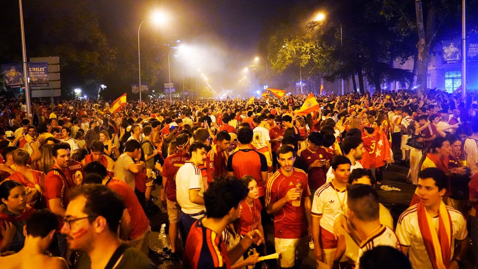 Madrid Sigue el Festejo de Madrugada por el Triunfo de la Furia Roja