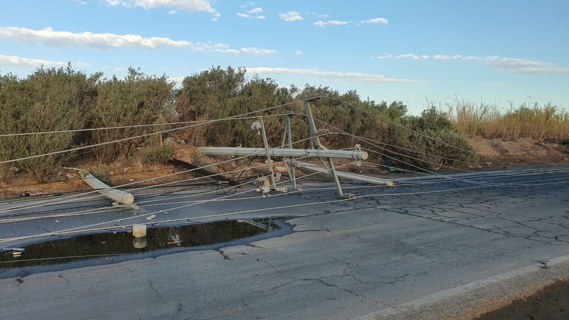 Tromba Derriba Cerca de 50 Postes en Valle de Mexicali; Vialidad Permanece Cerrada