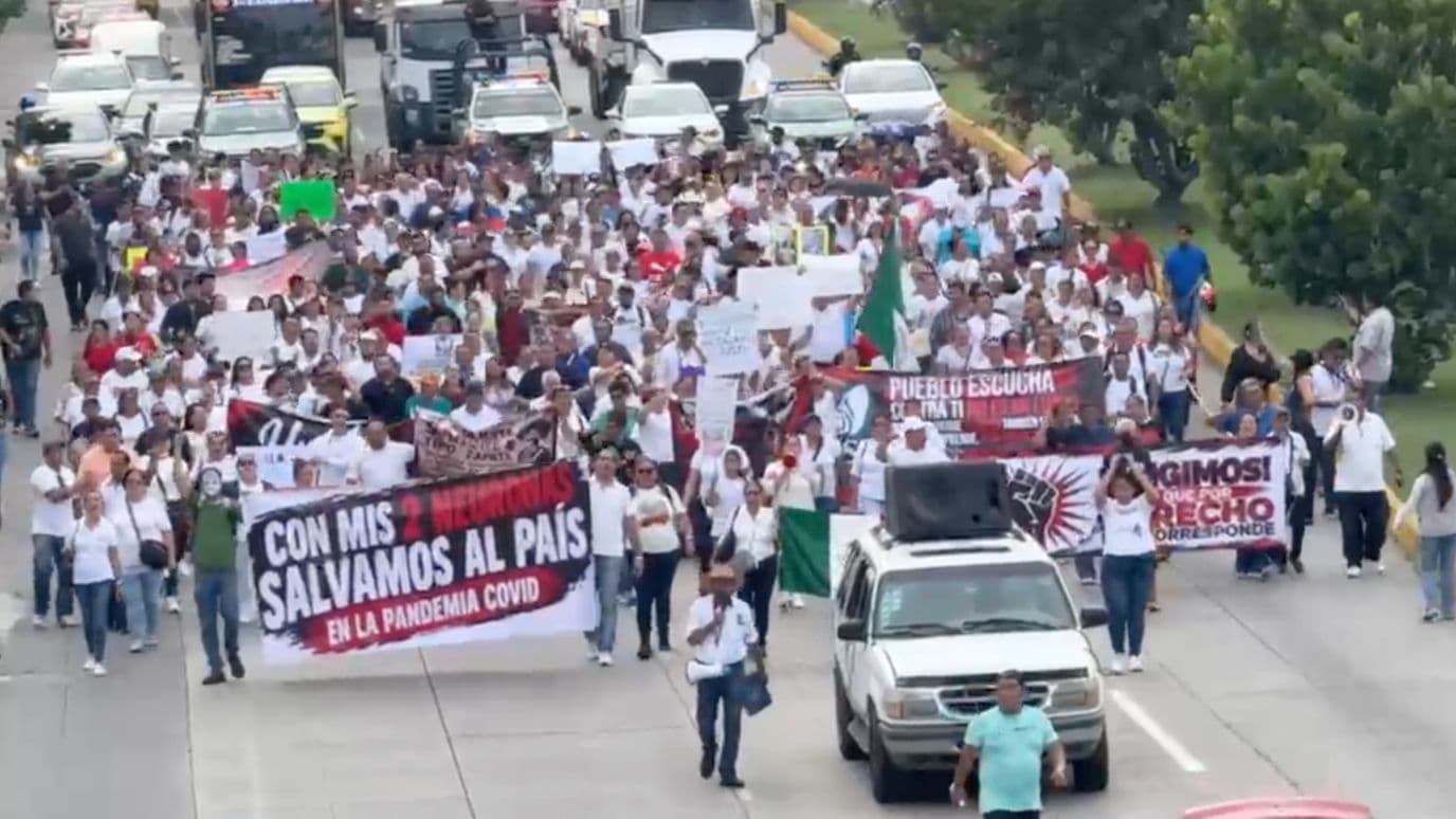 Médicos del IMSS Marchan en Varios Municipios de Veracruz; Piden Aumento Salarial