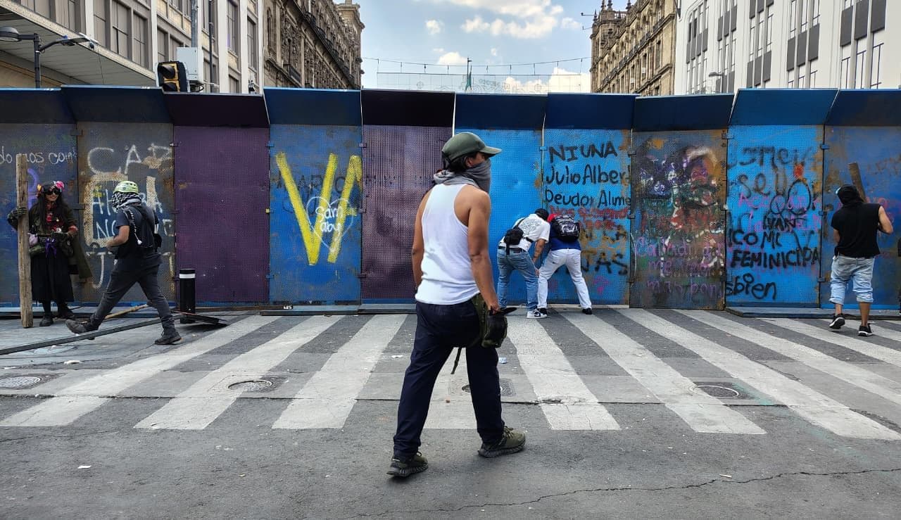 Mega Marcha la CNTE Hoy, Lunes 1 de Junio en CDMX: Maestros Intentan Derribar Vallas
