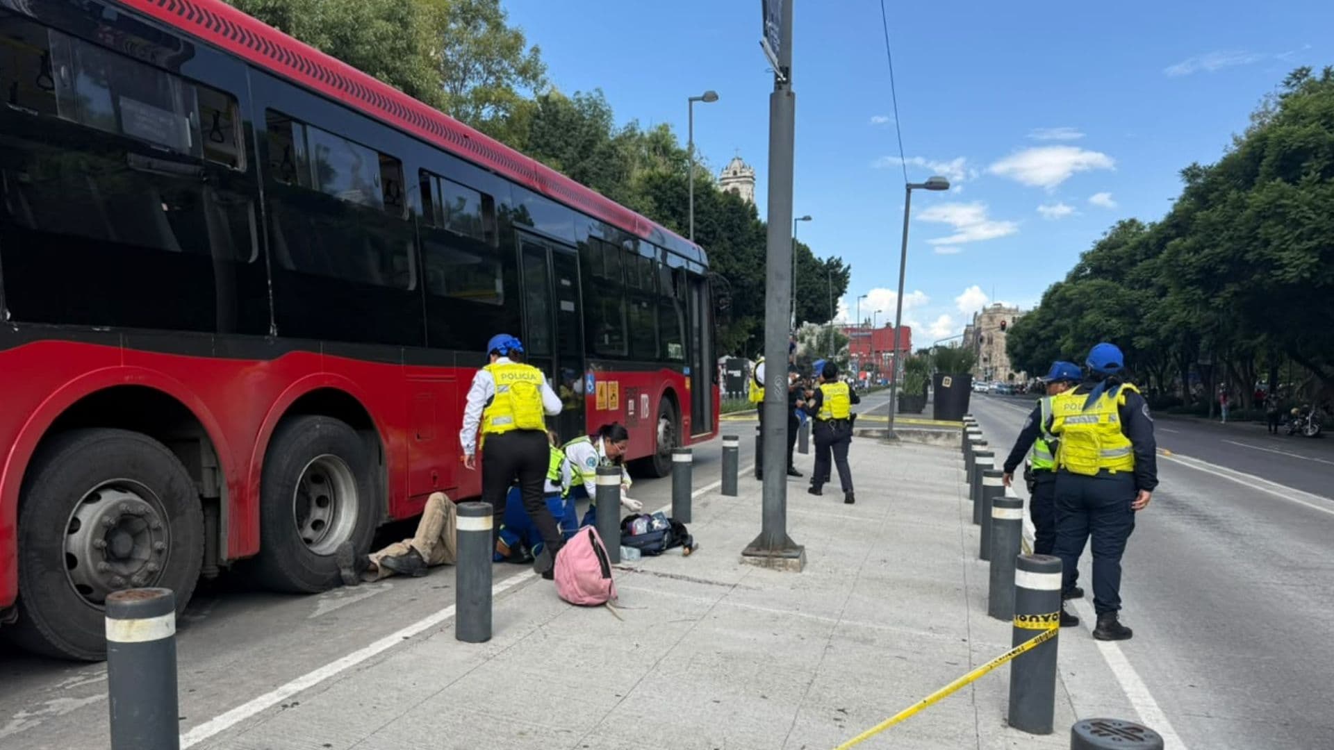 Metrobús Atropella a Adulto Mayor en Avenida Hidalgo en el Centro de CDMX